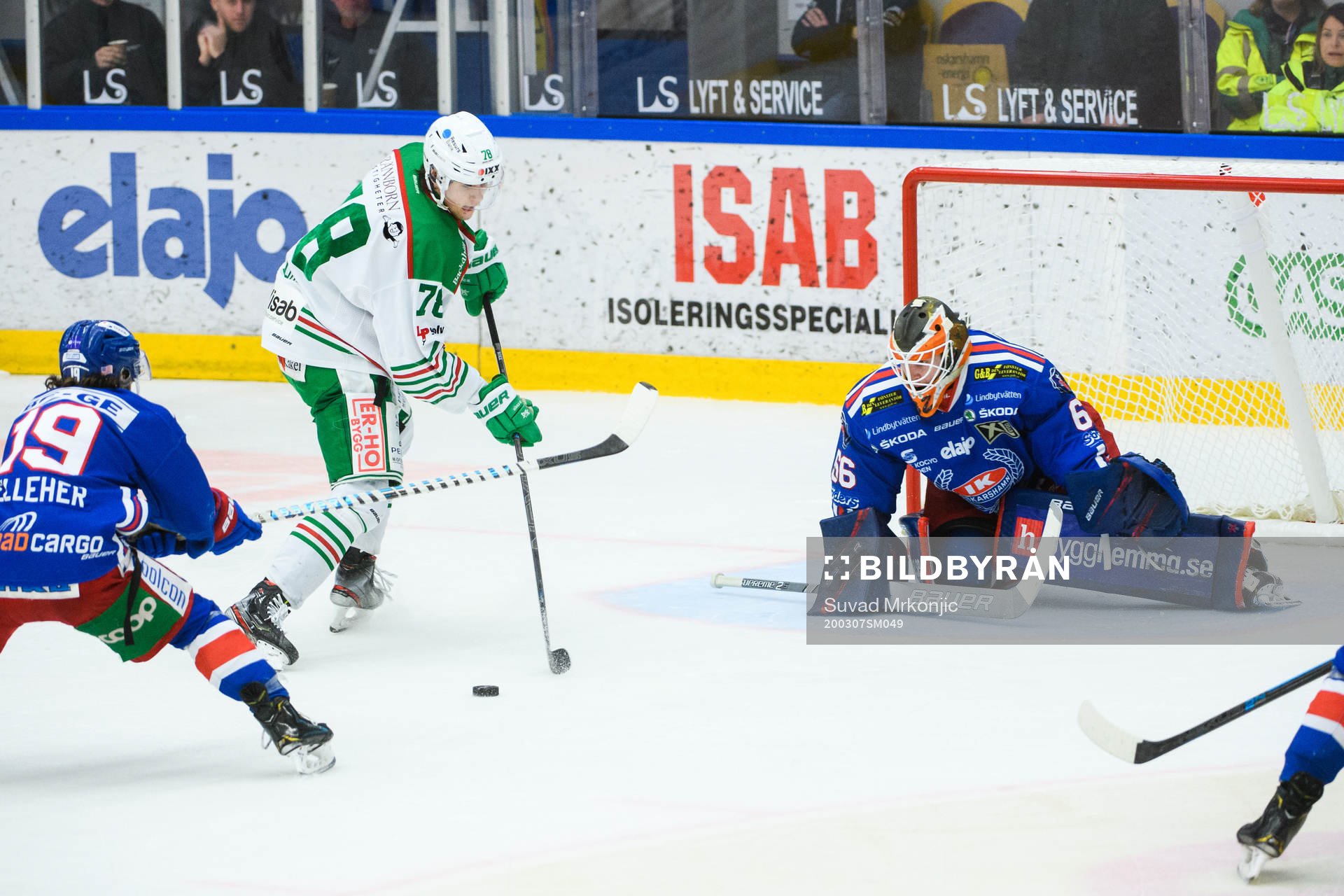 Oskarshamns målvakt Tex Williamsson och Rögles Dominik