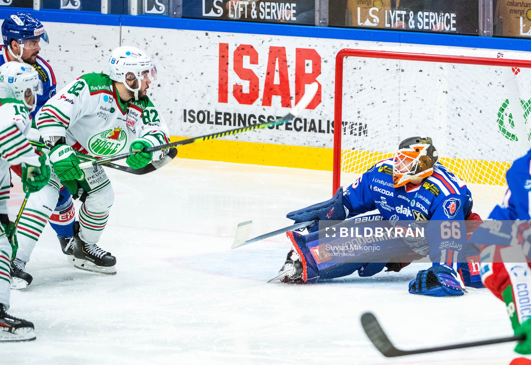 Oskarshamns målvakt Marcus Hellgren och Rögles Chris