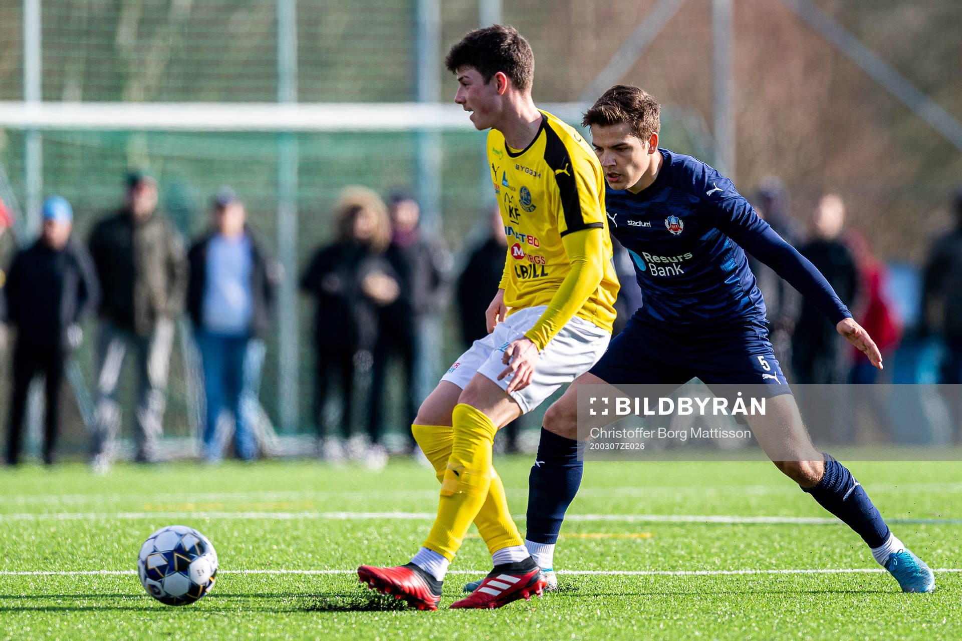 Lunds Felix Konstandeliasz och Helsingborgs Brandur Hendriksson under en träningsmatch i fotboll mellan Helsingborg och Lunds BK den 7 mars 2020 i Helsingborg.