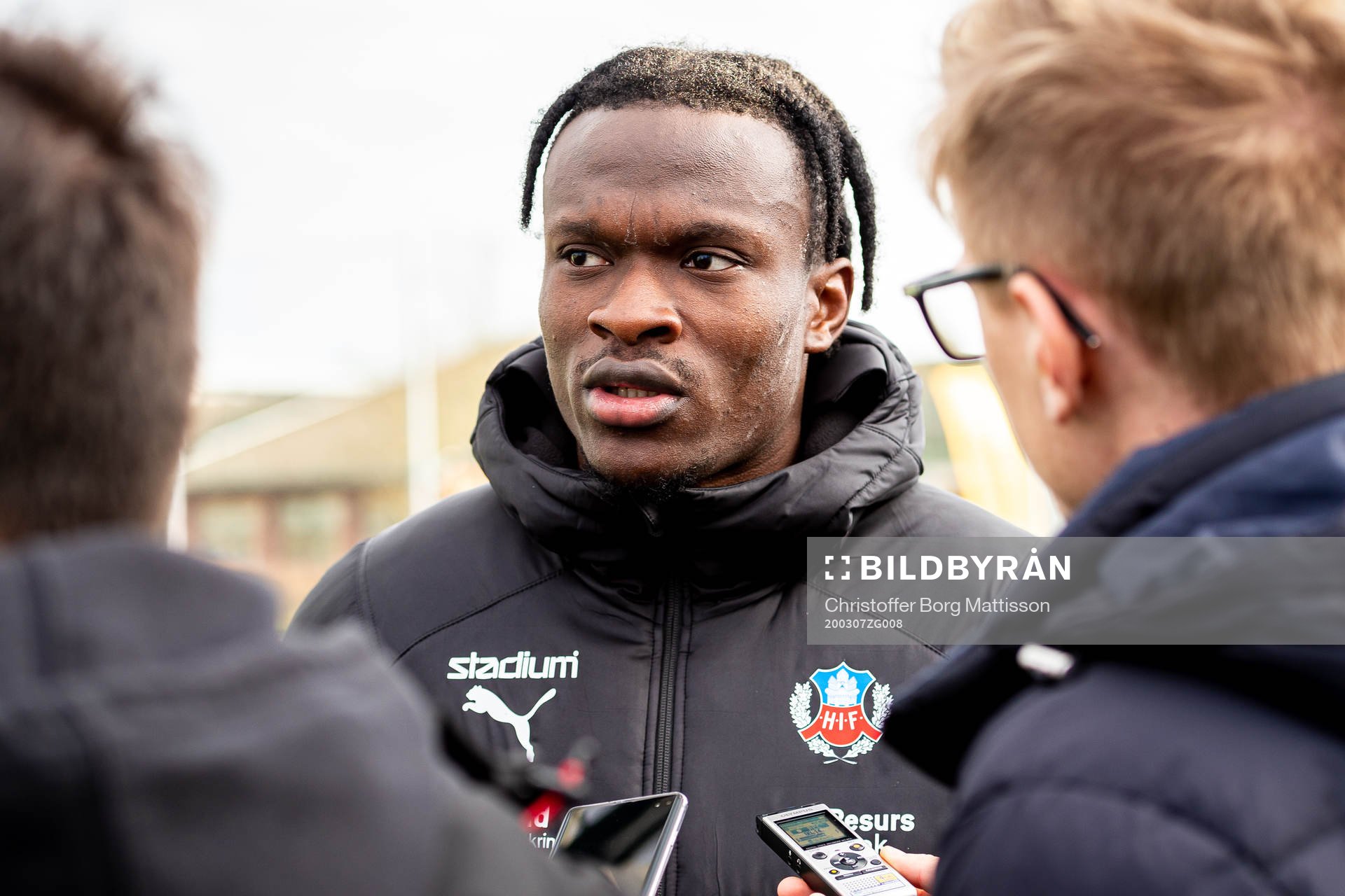 Helsingborgs Noel Mbo i samtal med media
