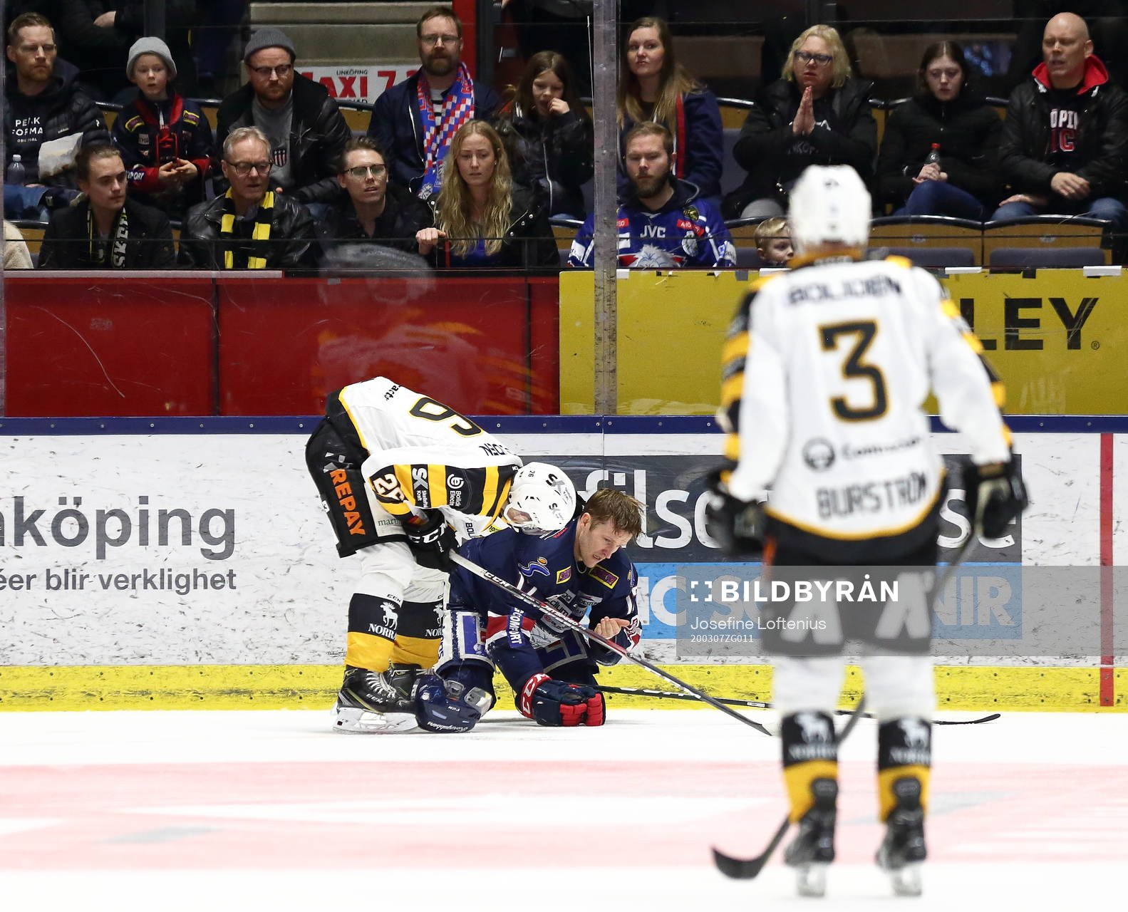 Linköpings Sebastian Karlsson har ont