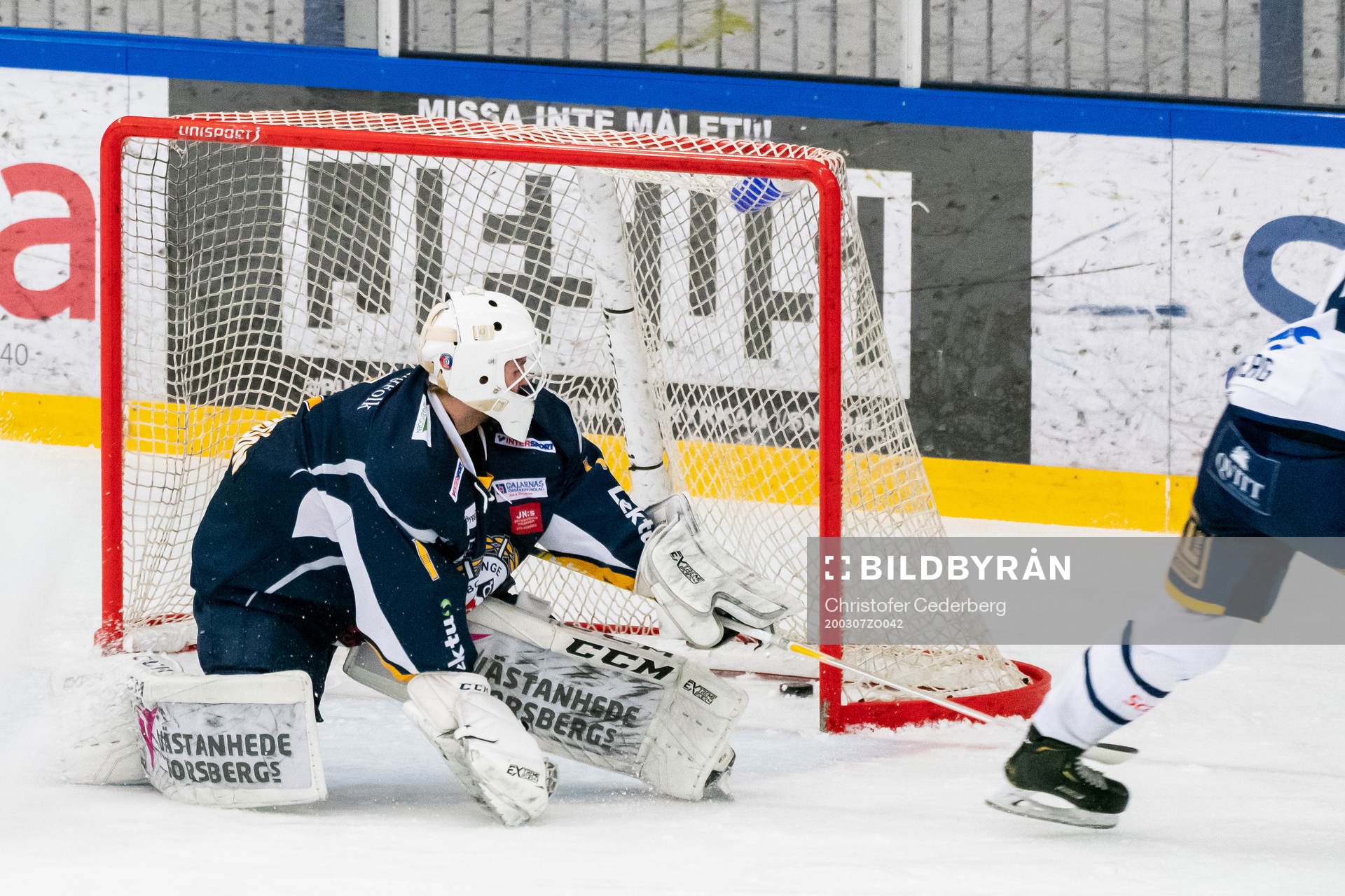 Borlänges målvakt Alexander Johansson släpper in mål