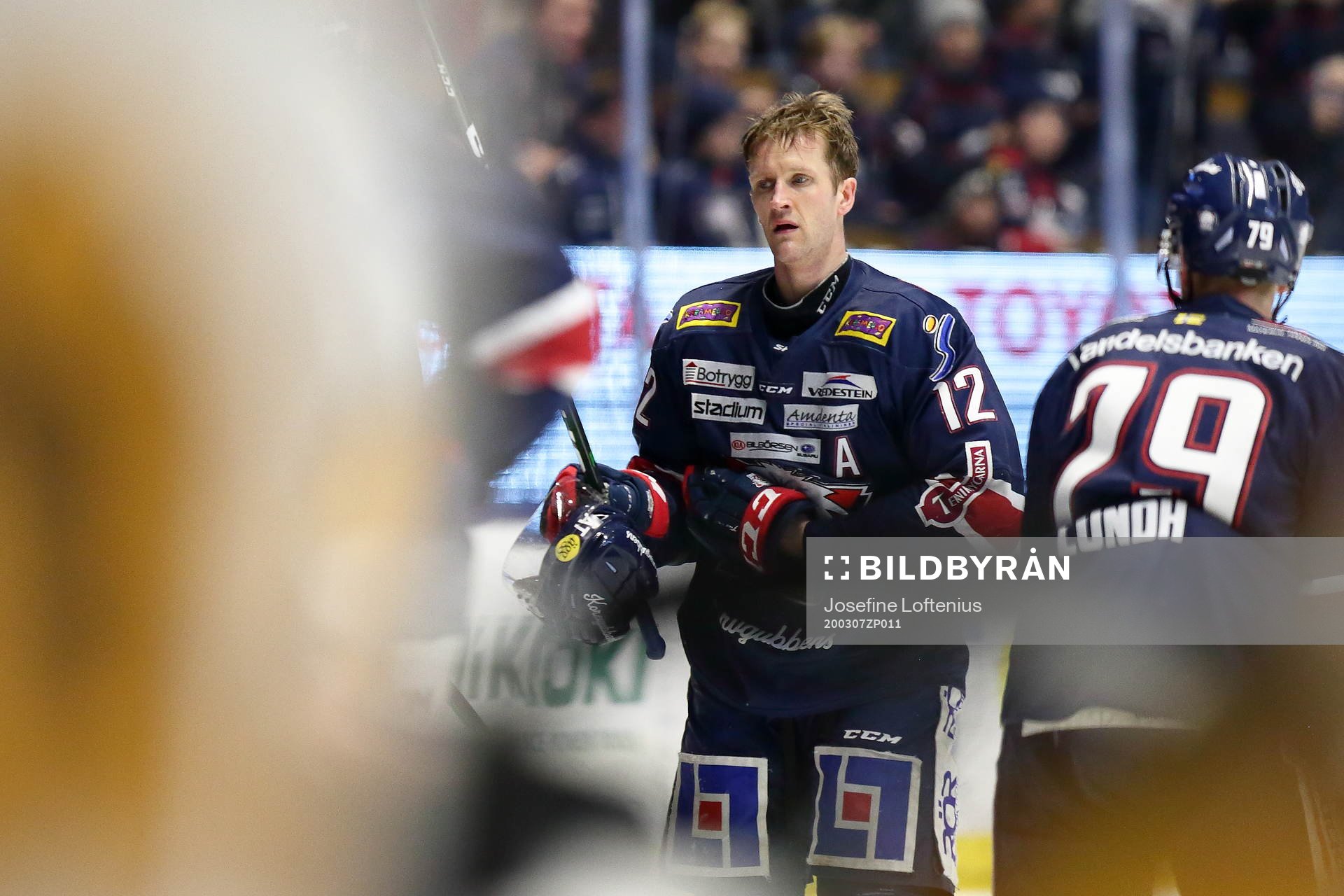 Linköpings Sebastian Karlsson har ont