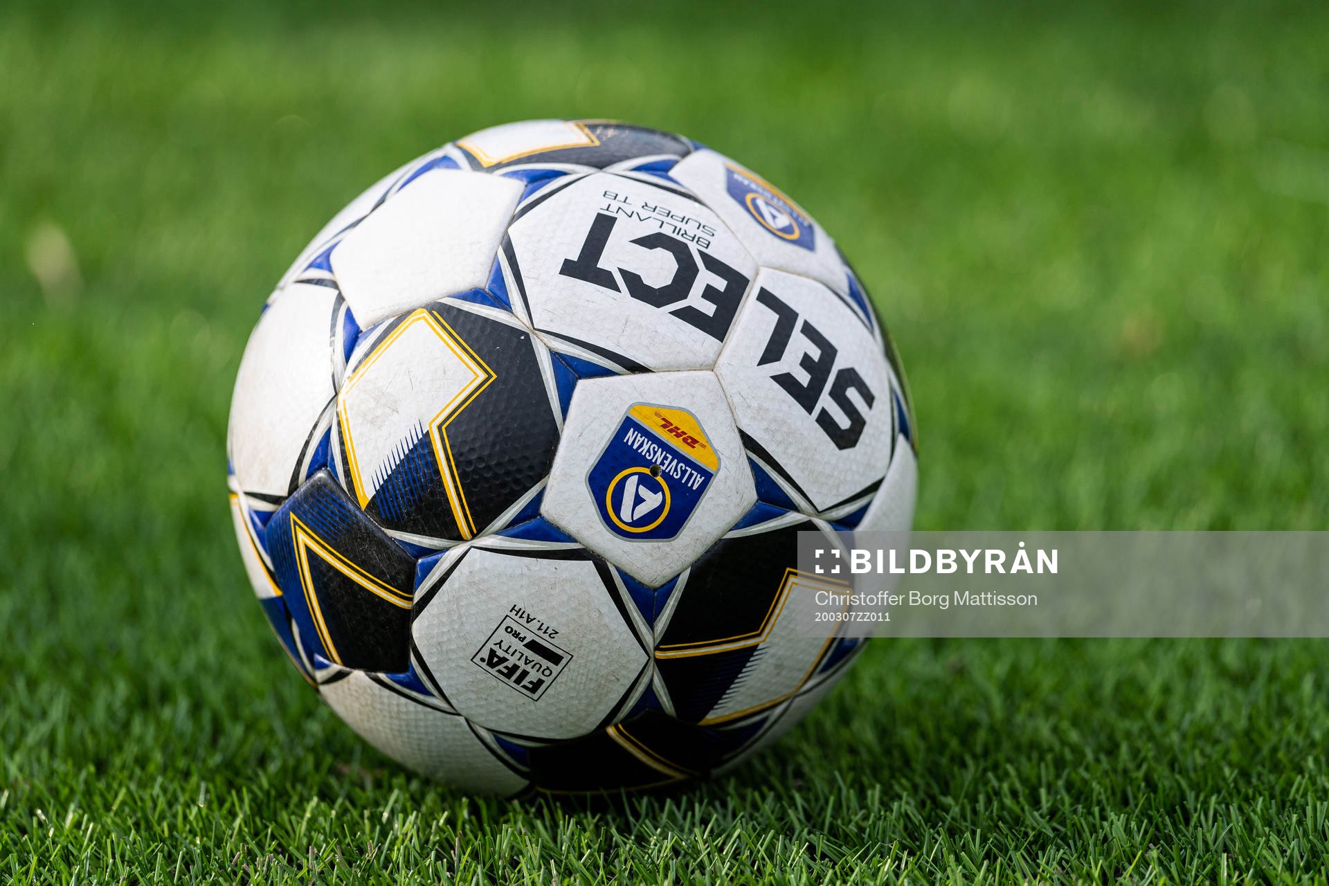 En fotboll ligger på konstgräsmattan