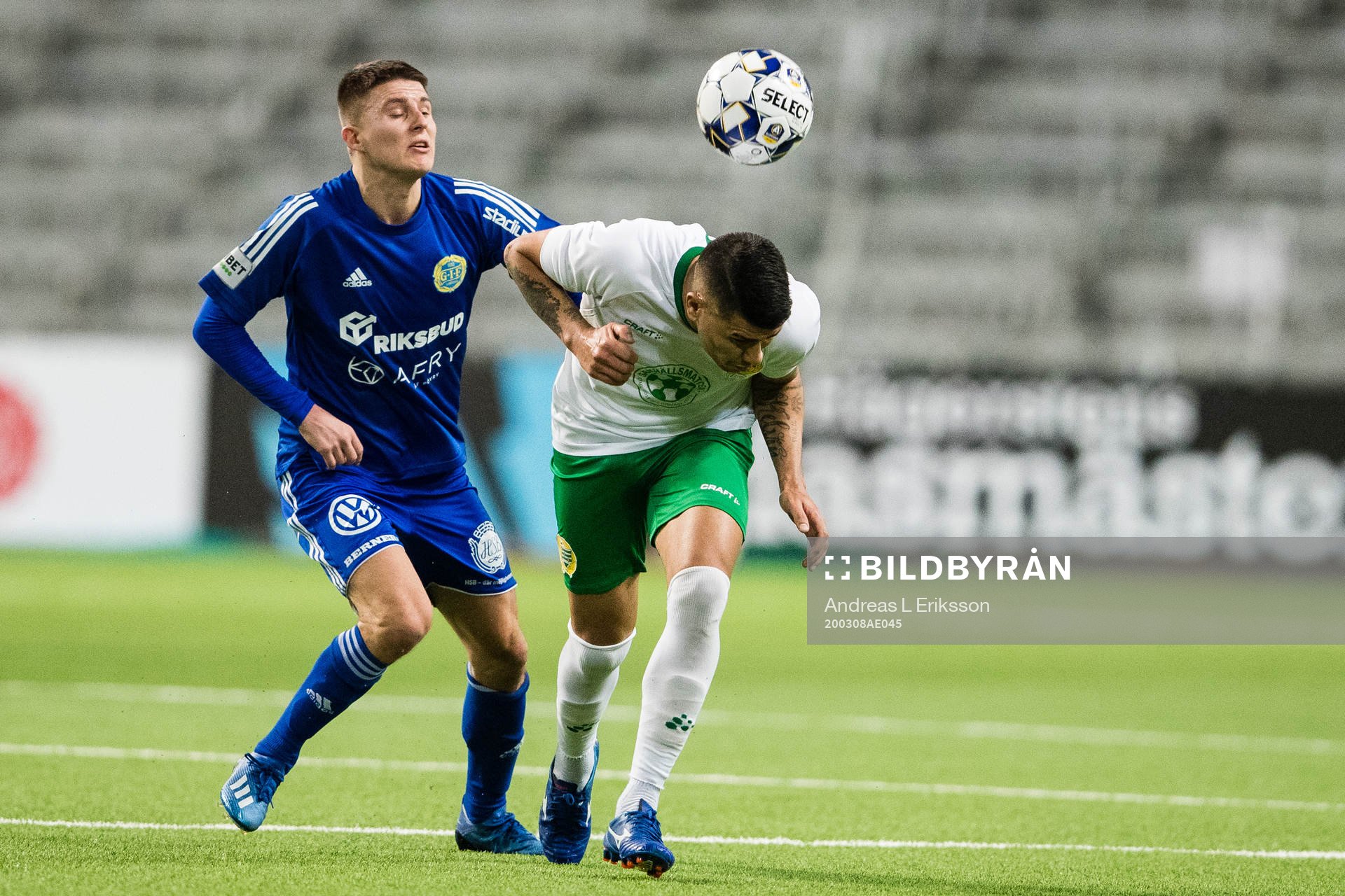 Sundsvalls Johan Andersson i kamp om bollen med Hammarbys