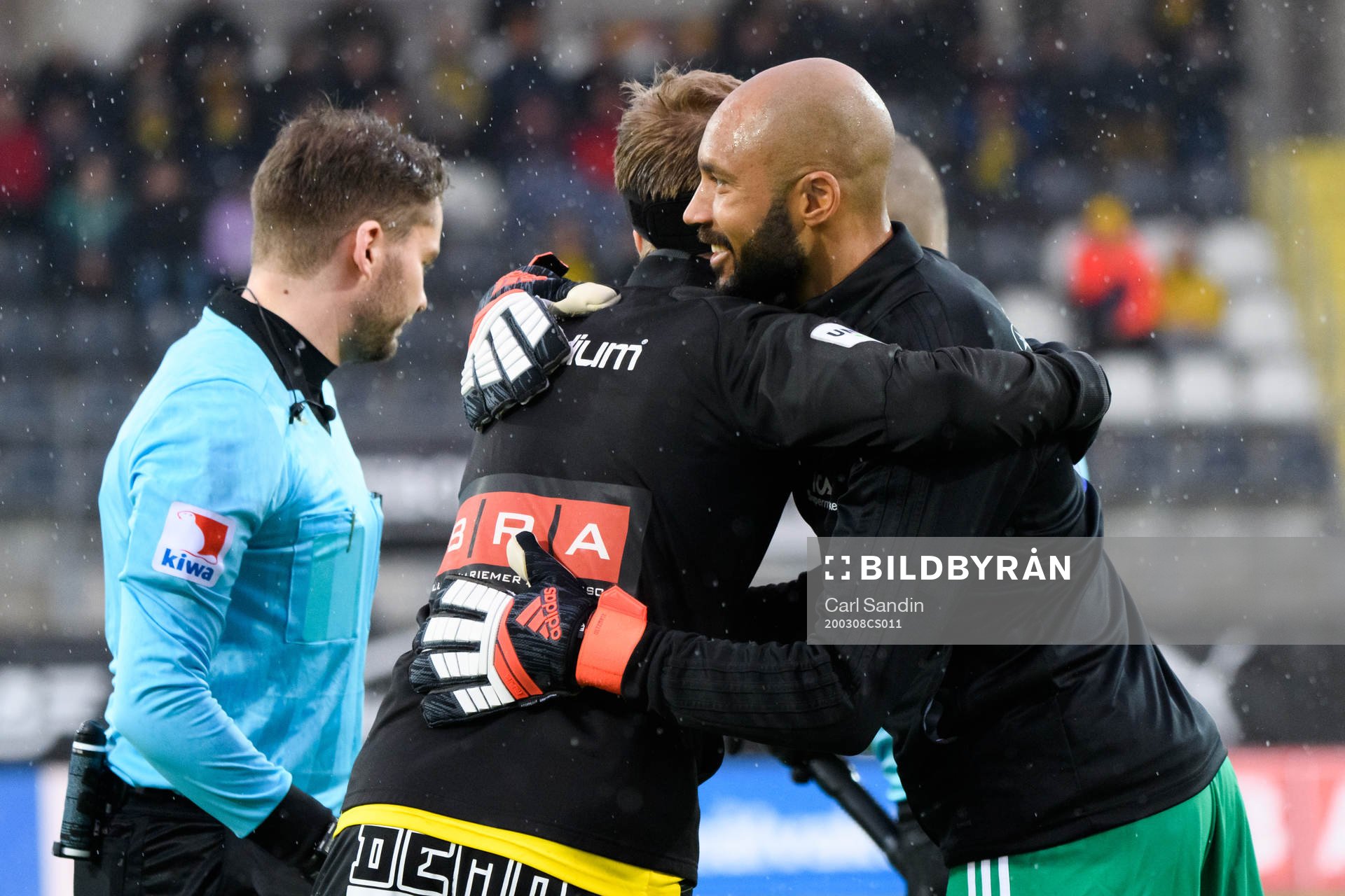 Häckens Rasmus Lindgren och Östersunds målvakt Aly Keita