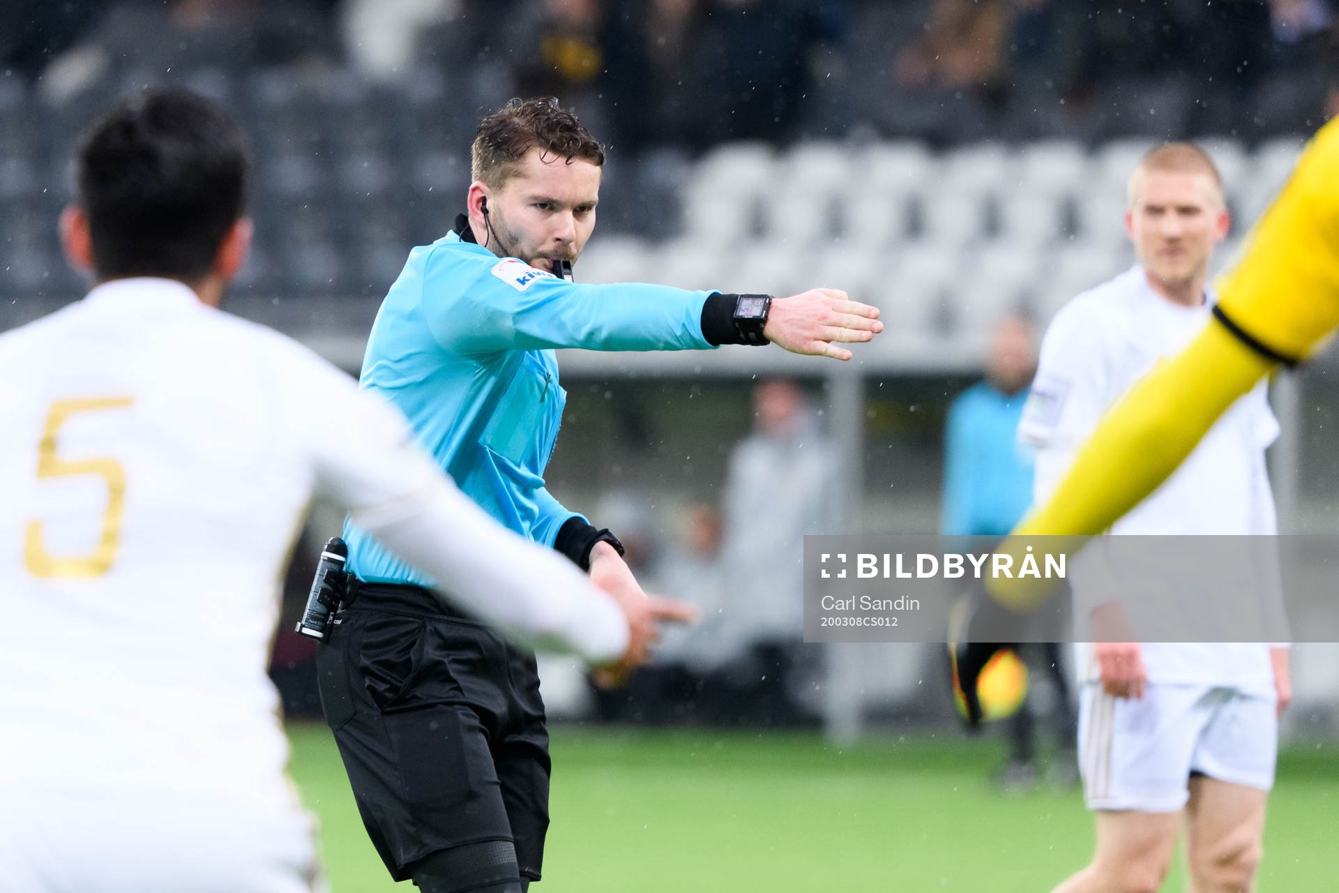 Domare Joakim Östling pekar på straffpunkten
