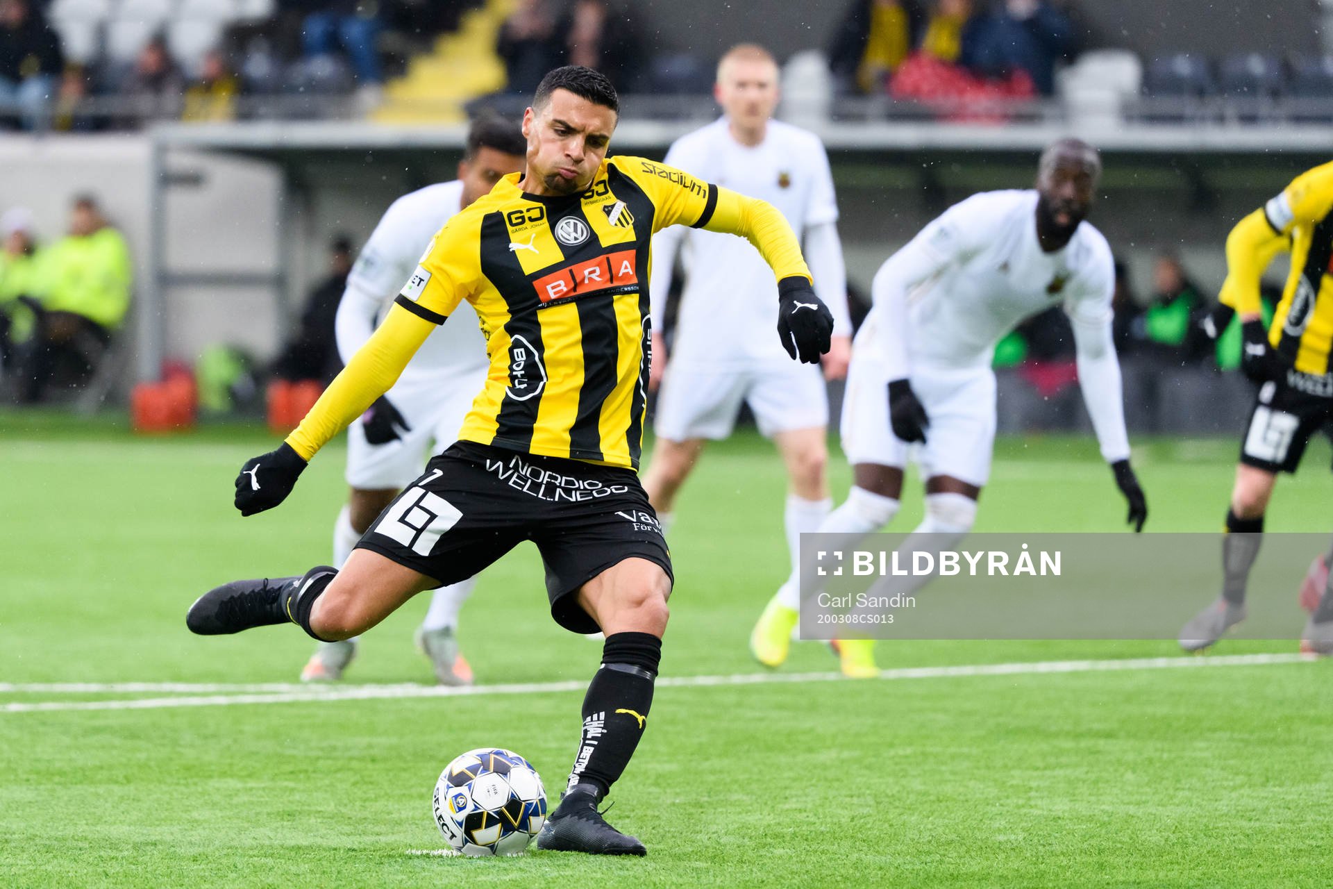 Häckens Ahmed Yasin skjuter en straffspark