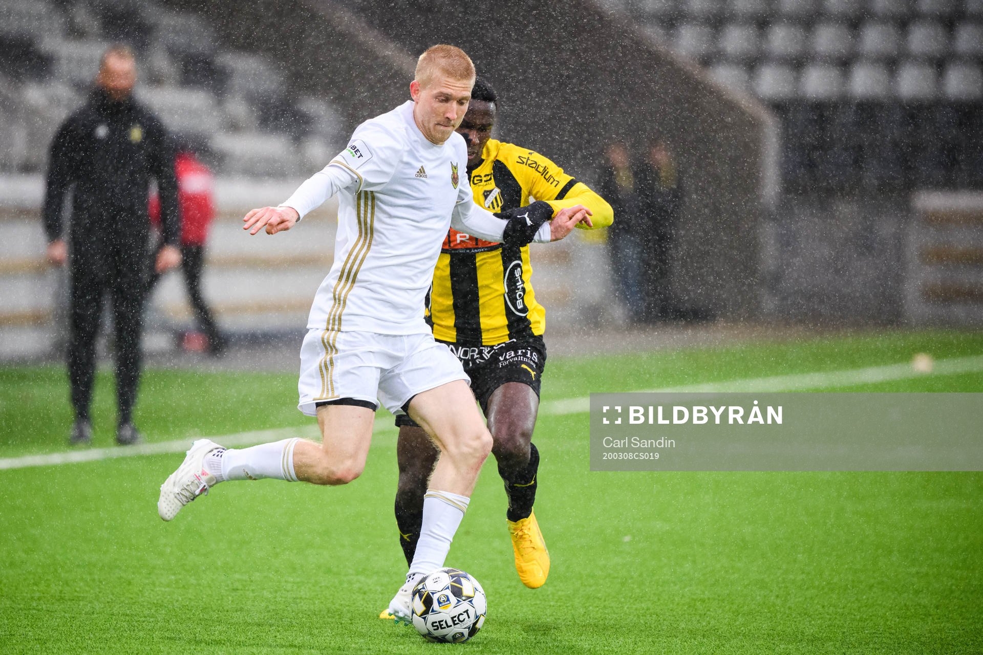 Östersunds Simon Kroon och Häckens Godswill Ekpolo