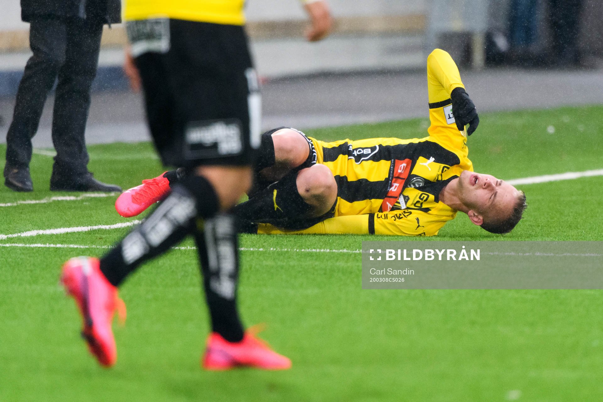 Häckens Jasse Tuominen ligger på konstgräset