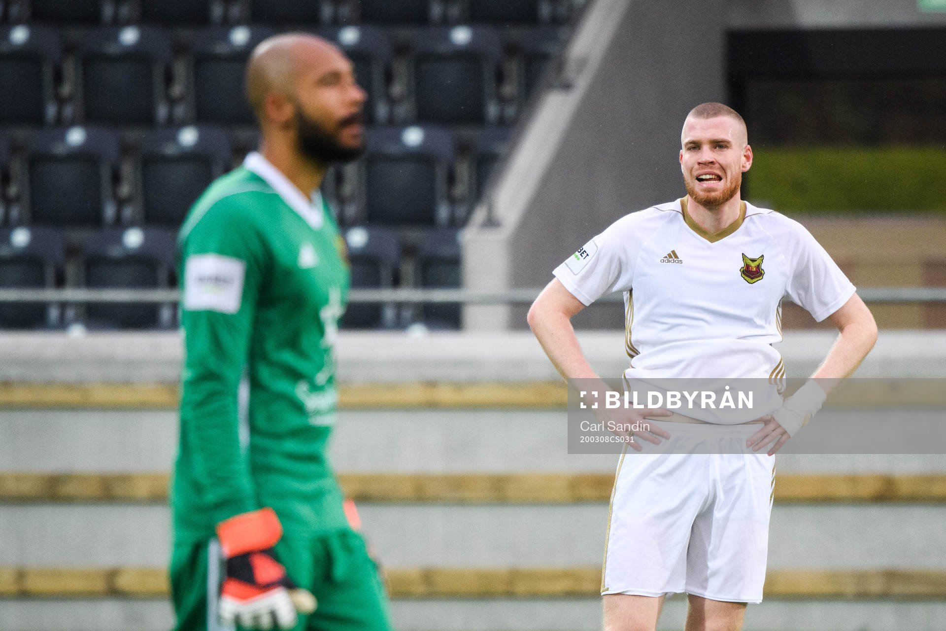 Östersunds målvakt Aly Keita och Thomas Isherwood deppar
