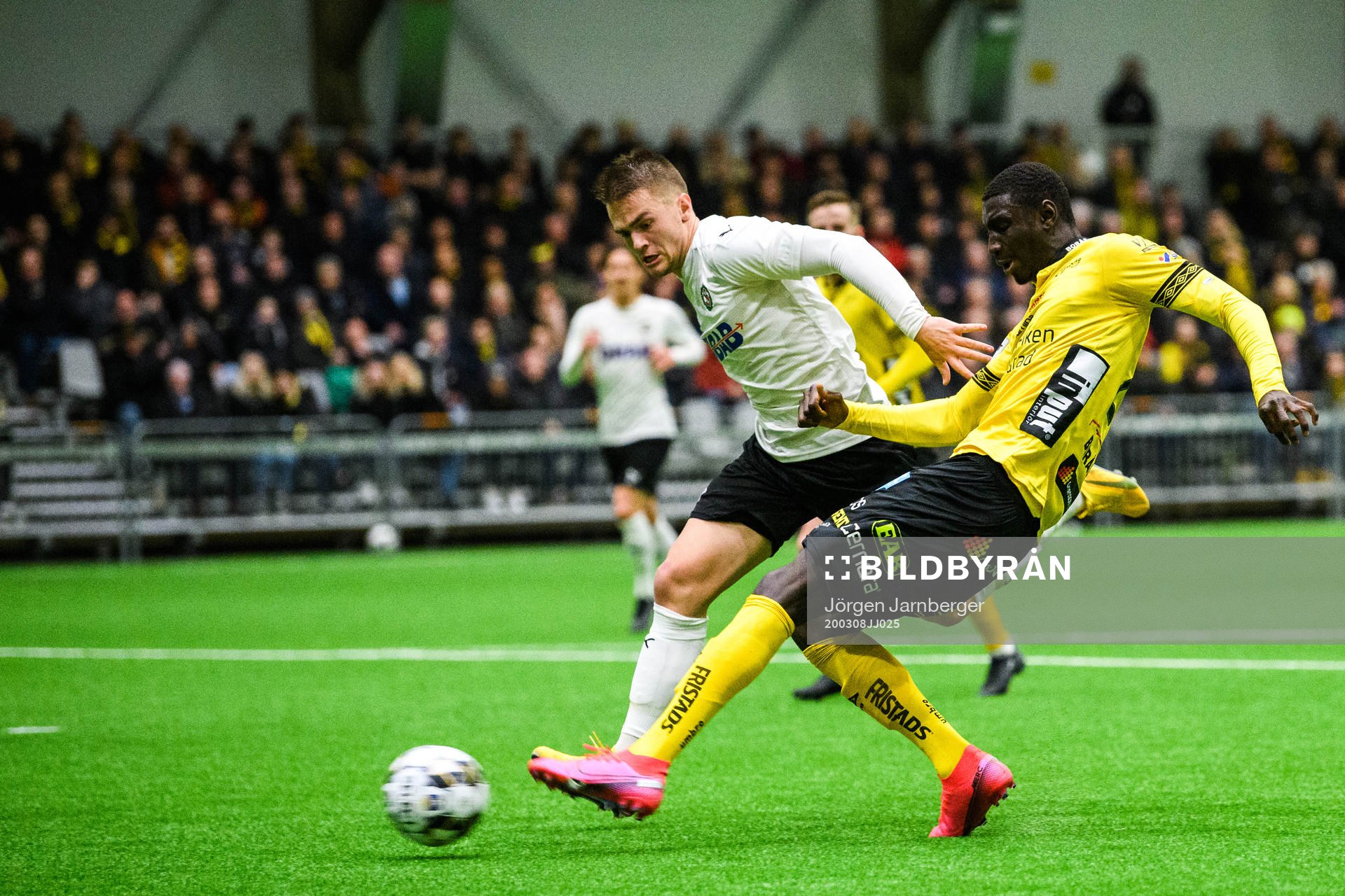 Elfsborgs Marokhy Ndione gör 1-0 bakom Örebros Benjamin Hjertstrand under fotbollsmatchen i Svenska cupen mellan Elfsborg och Örebro den 8 mars 2020 i Borås.