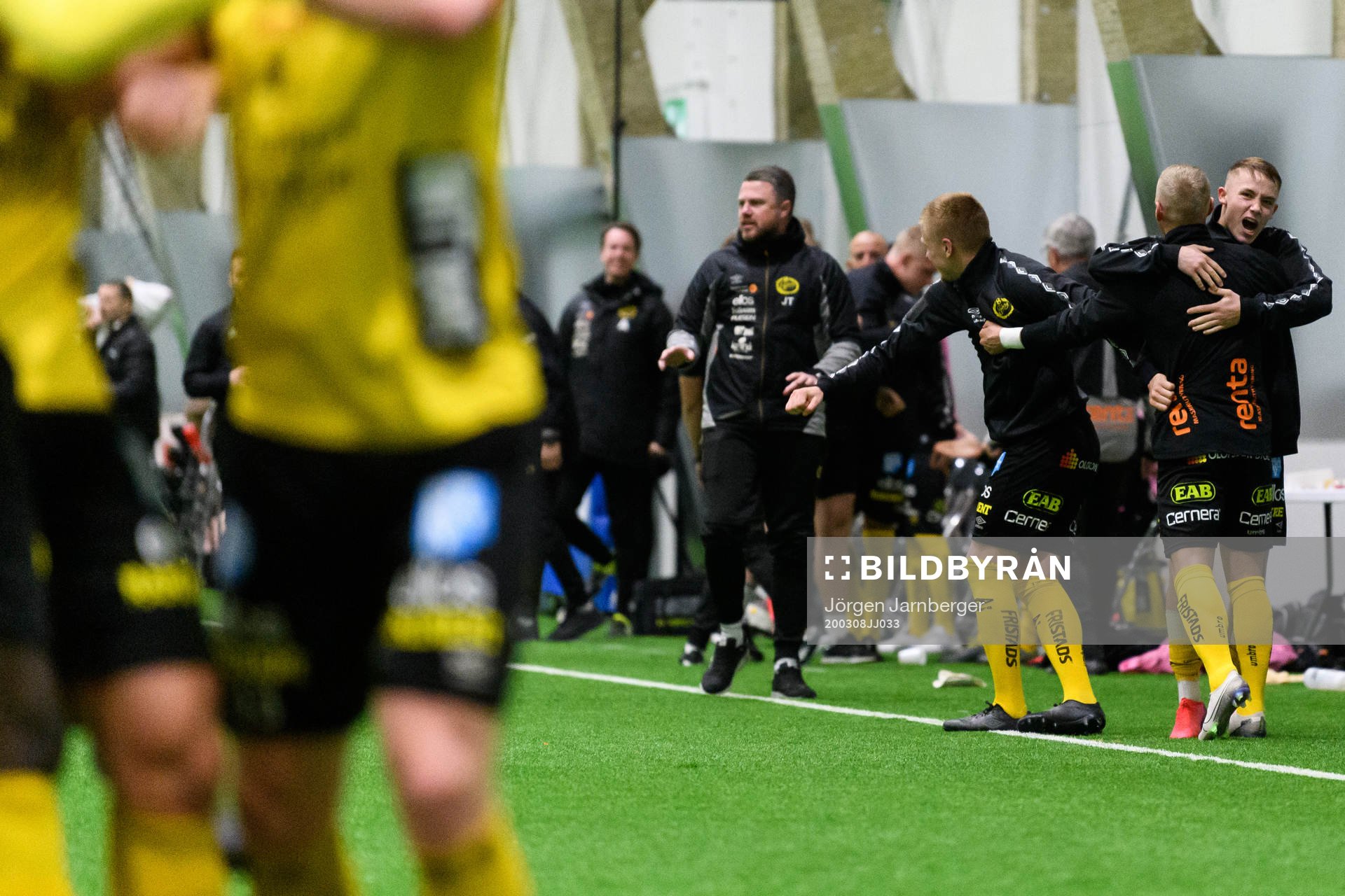 Spelarna och ledare på bänken jublar
