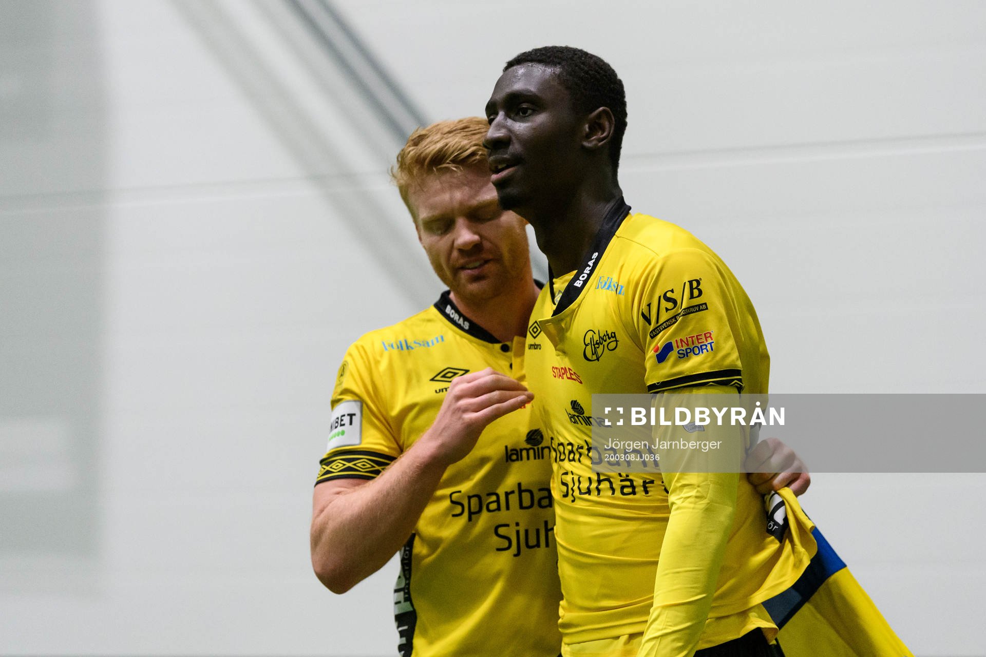 Elfsborgs Marokhy Ndione klappas om av Sivert Heltne Nilsen