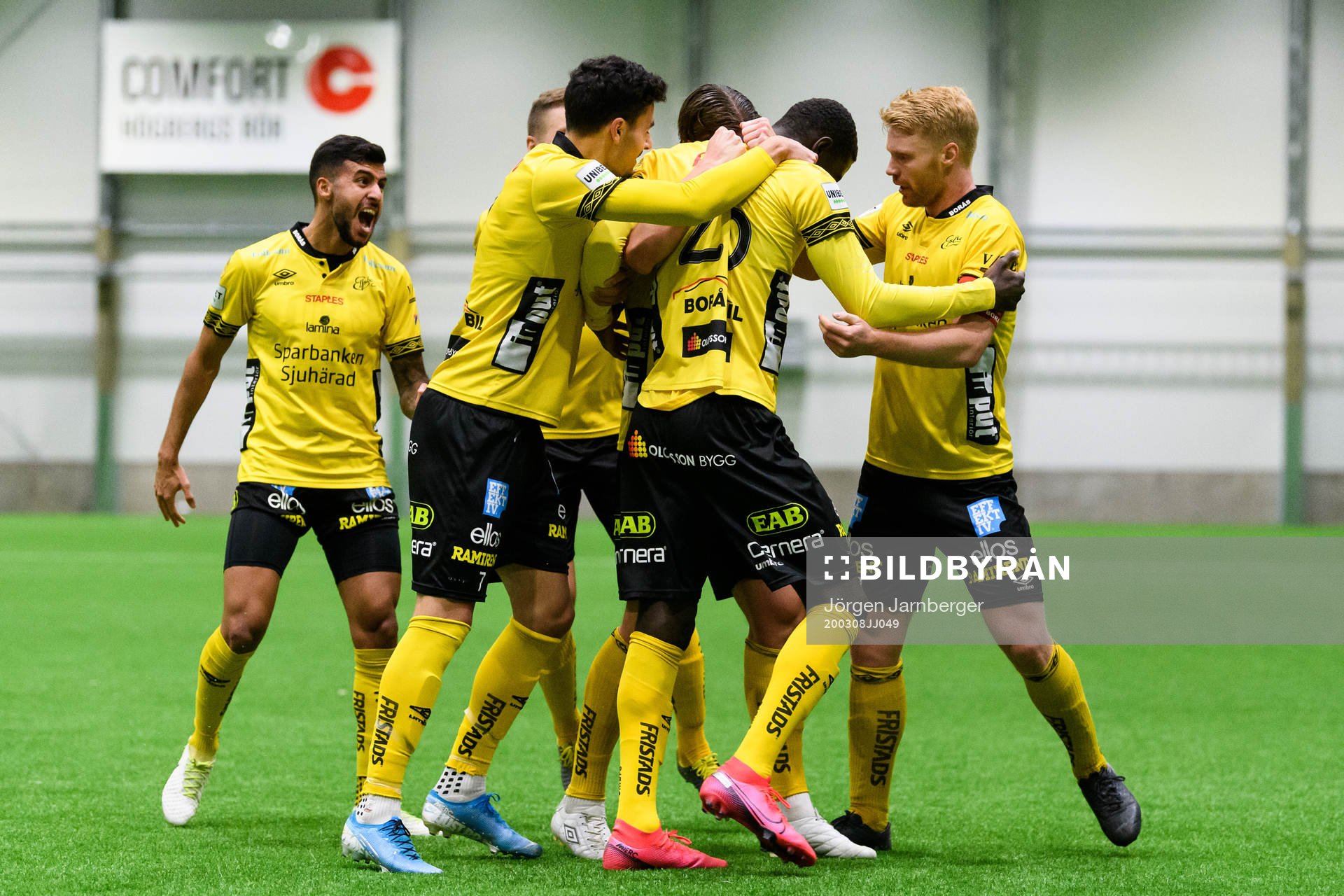 Elfsborgs Marokhy Ndione klappas om av lagkamraterna efter att gjort 1-0 under fotbollsmatchen i Svenska cupen mellan Elfsborg och Örebro den 8 mars 2020 i Borås.