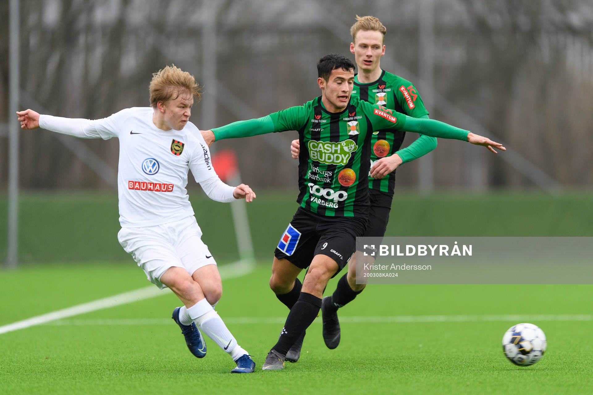 Brommapojkarnas Daniel Svensson och Varbergs Astrit Seljmani