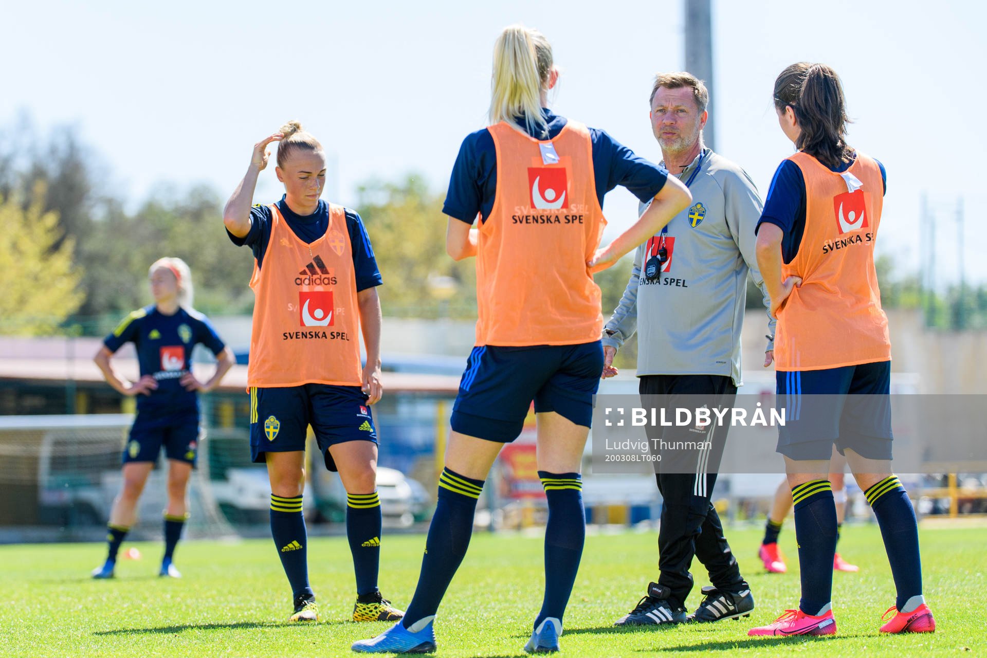 Peter Gerhardsson, head coach gives instructions