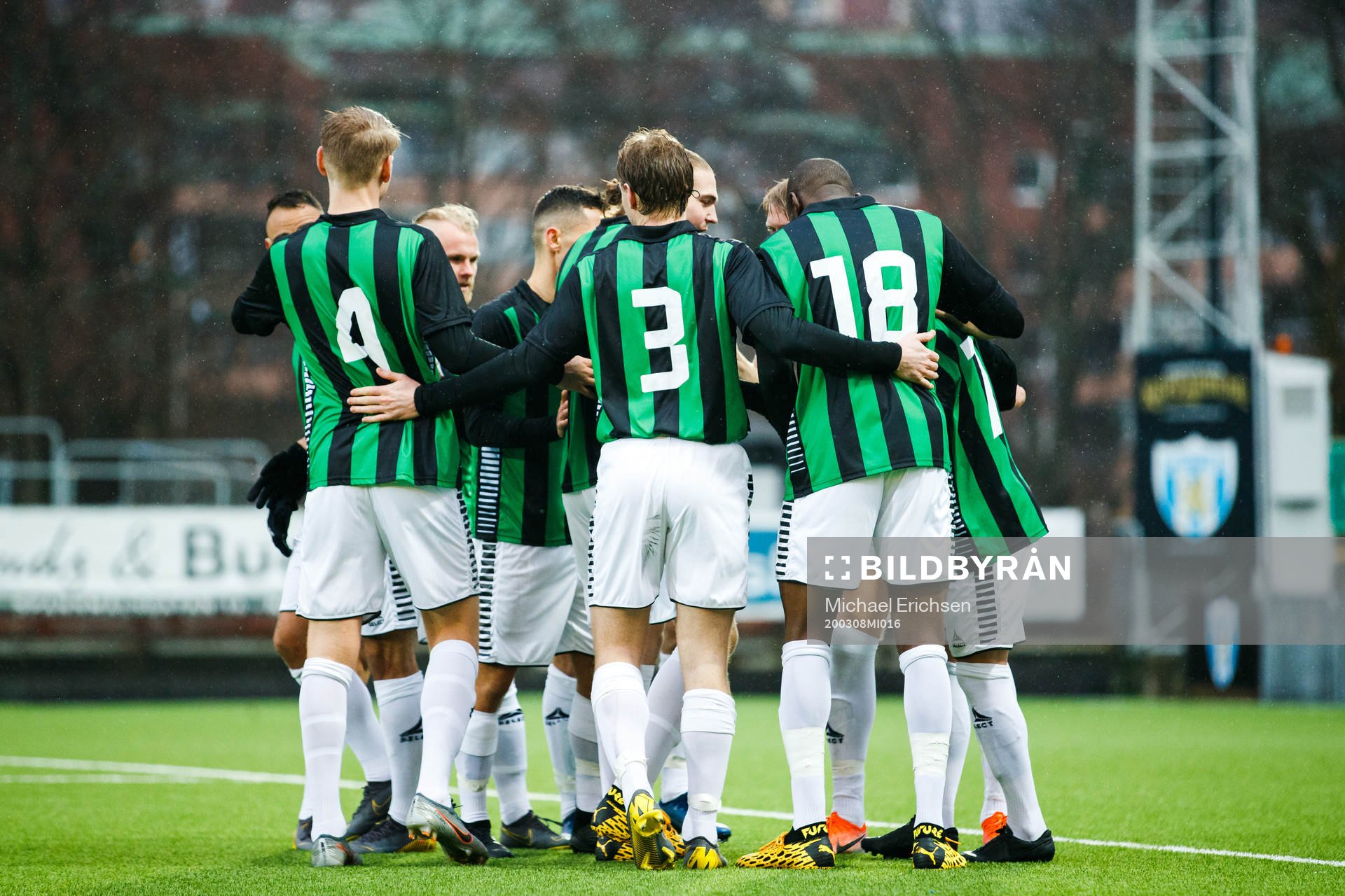 Gais spelare jublar med Nikola Ladan