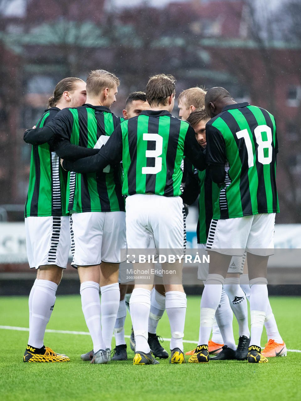 Gais Nikola Ladan jublar med lagkamrater