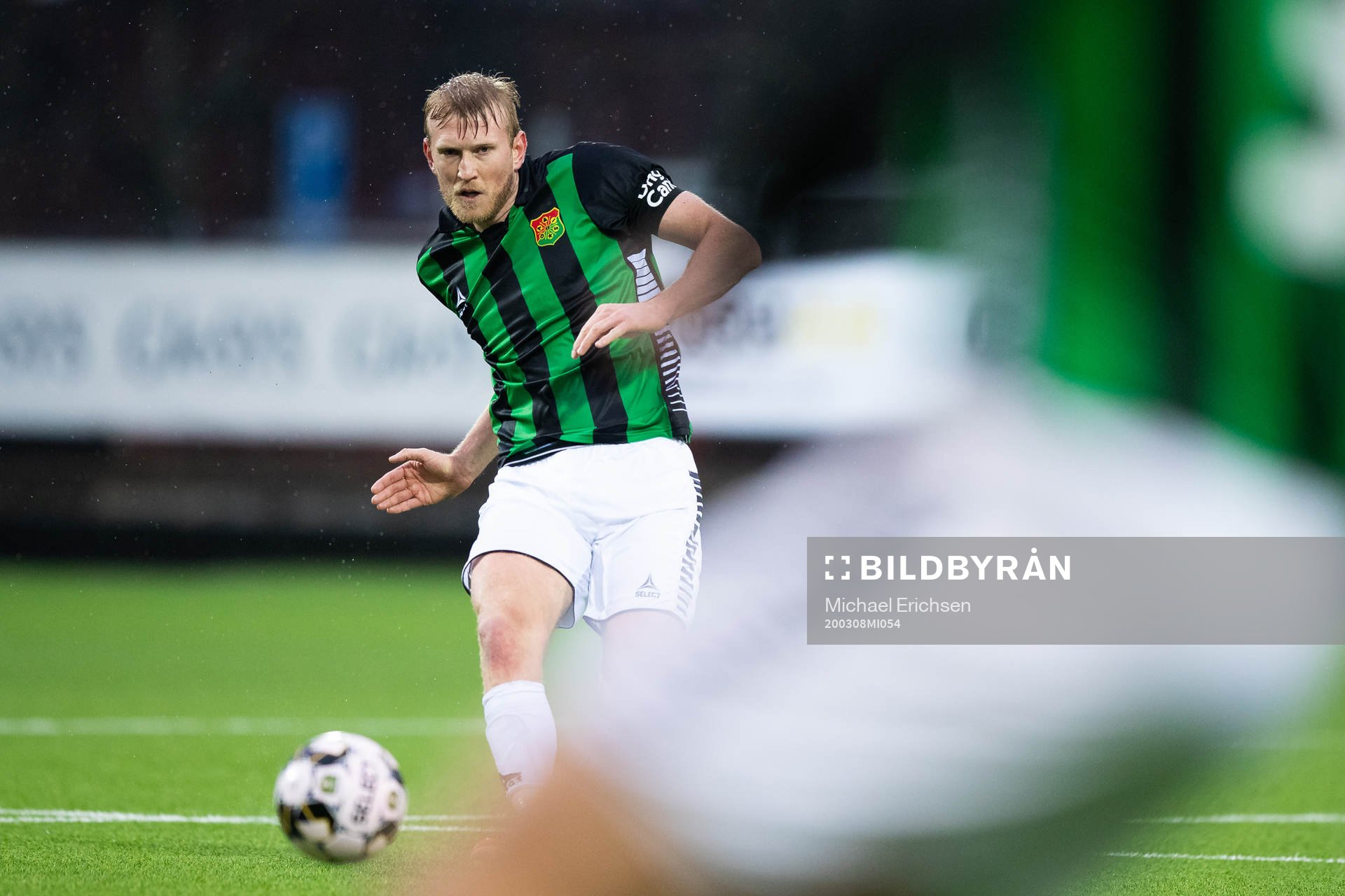 Gais Carl Elfgren Nyström slår en passning till August
