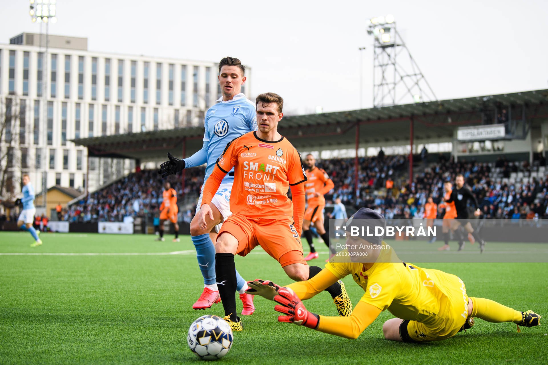 AFC Eskilstunas målvakt Wille Jakobsson räddar skott framför Jesper Manns och Malmö FFs Marcus Antonsson under fotbollsmatchen i Svenska Cupen mellan Malmö FF och AFC Eskilstuna den 8 mars 2020 i Malmö.