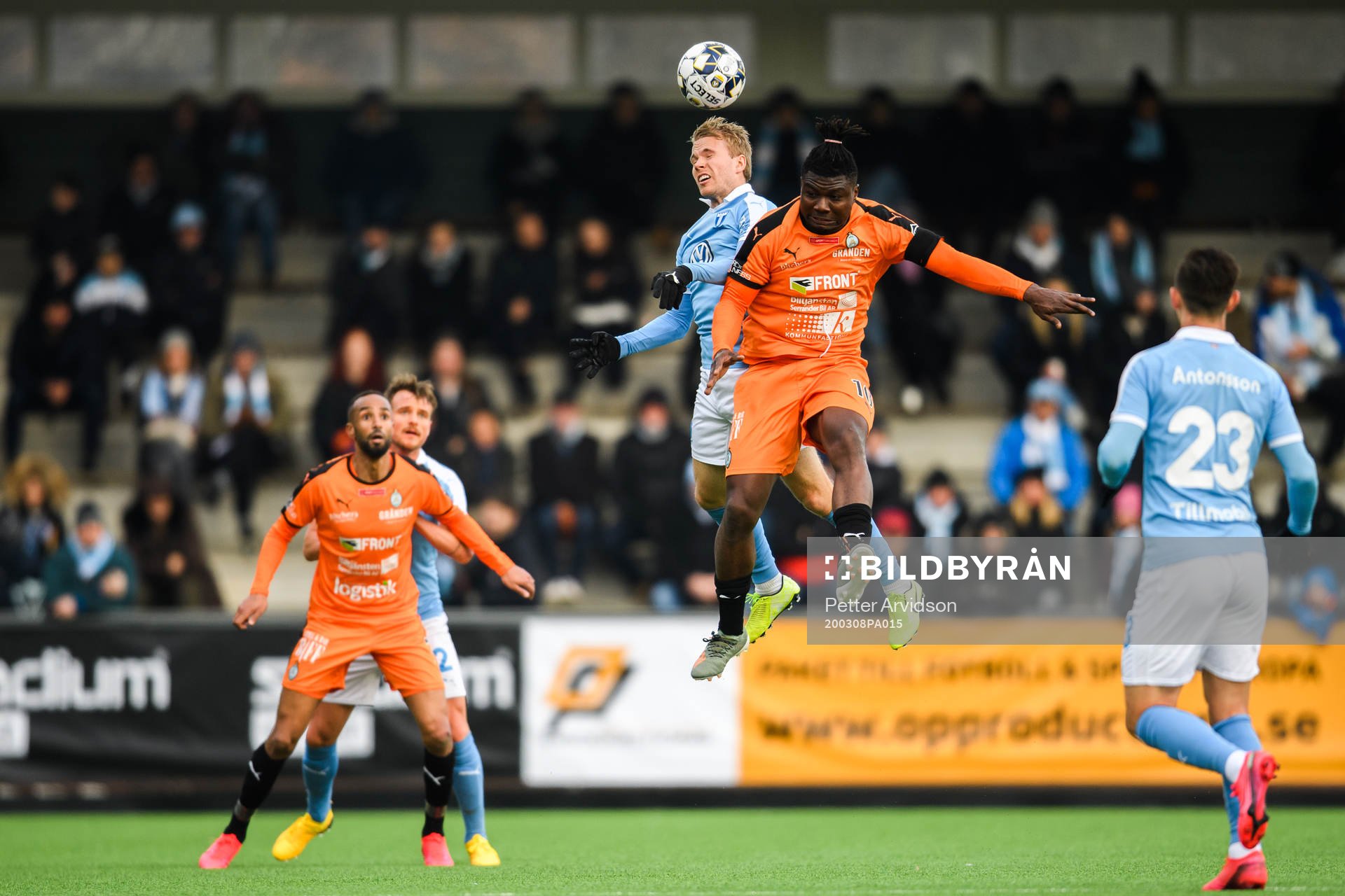 Malmö FFs Oscar Lewicki och AFC Eskilstunas Onyedikachukwu
