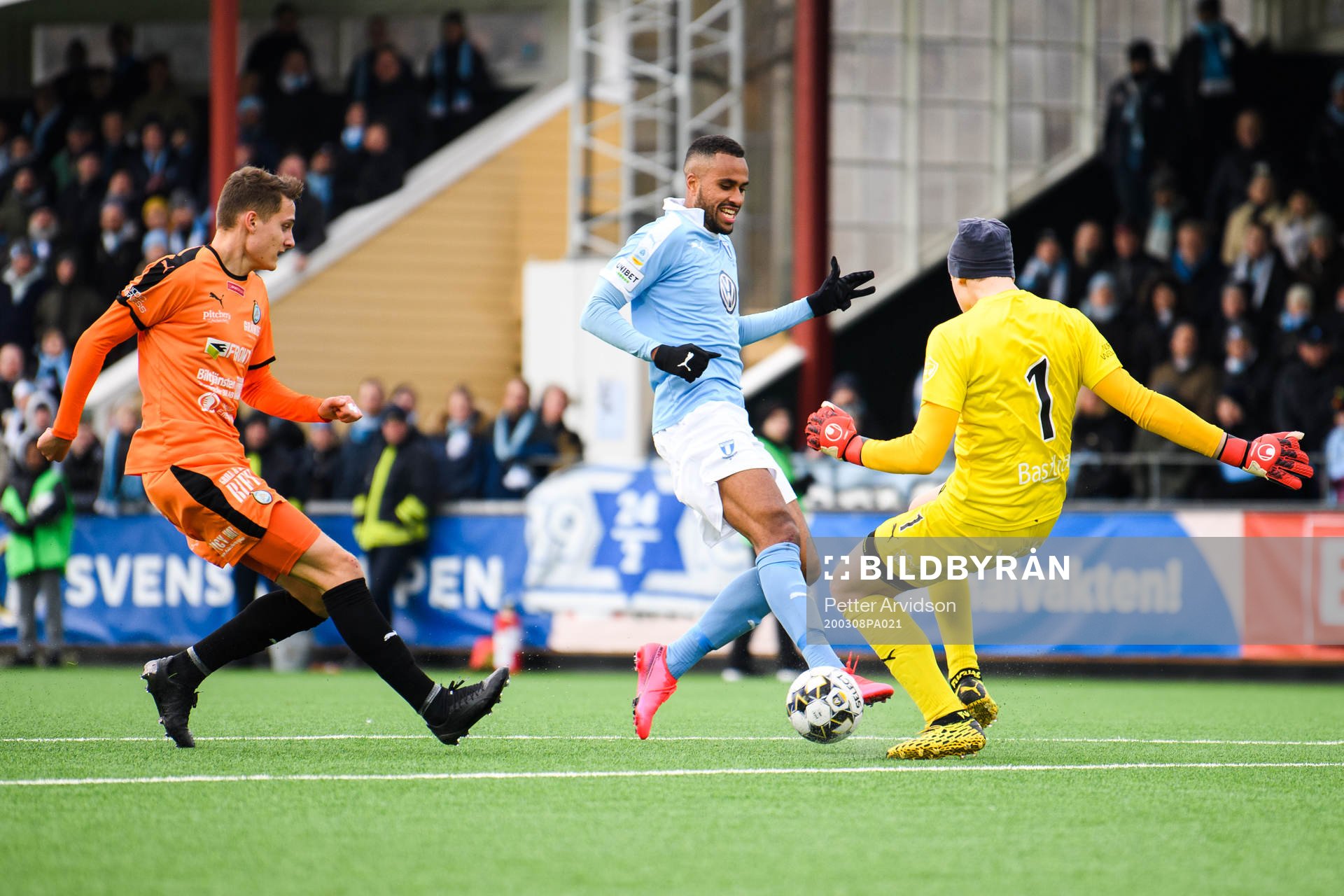 Malmö FFs Isaac Kiese Thelin och AFC Eskilstunas målvakt