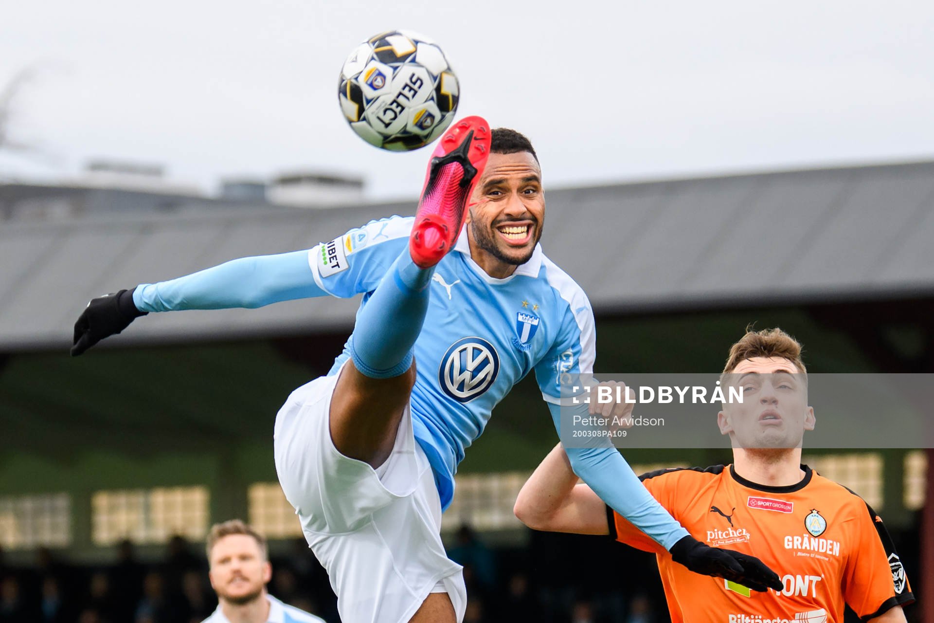 Malmö FFs Isaac Kiese Thelin och AFC Eskilstunas Adnan