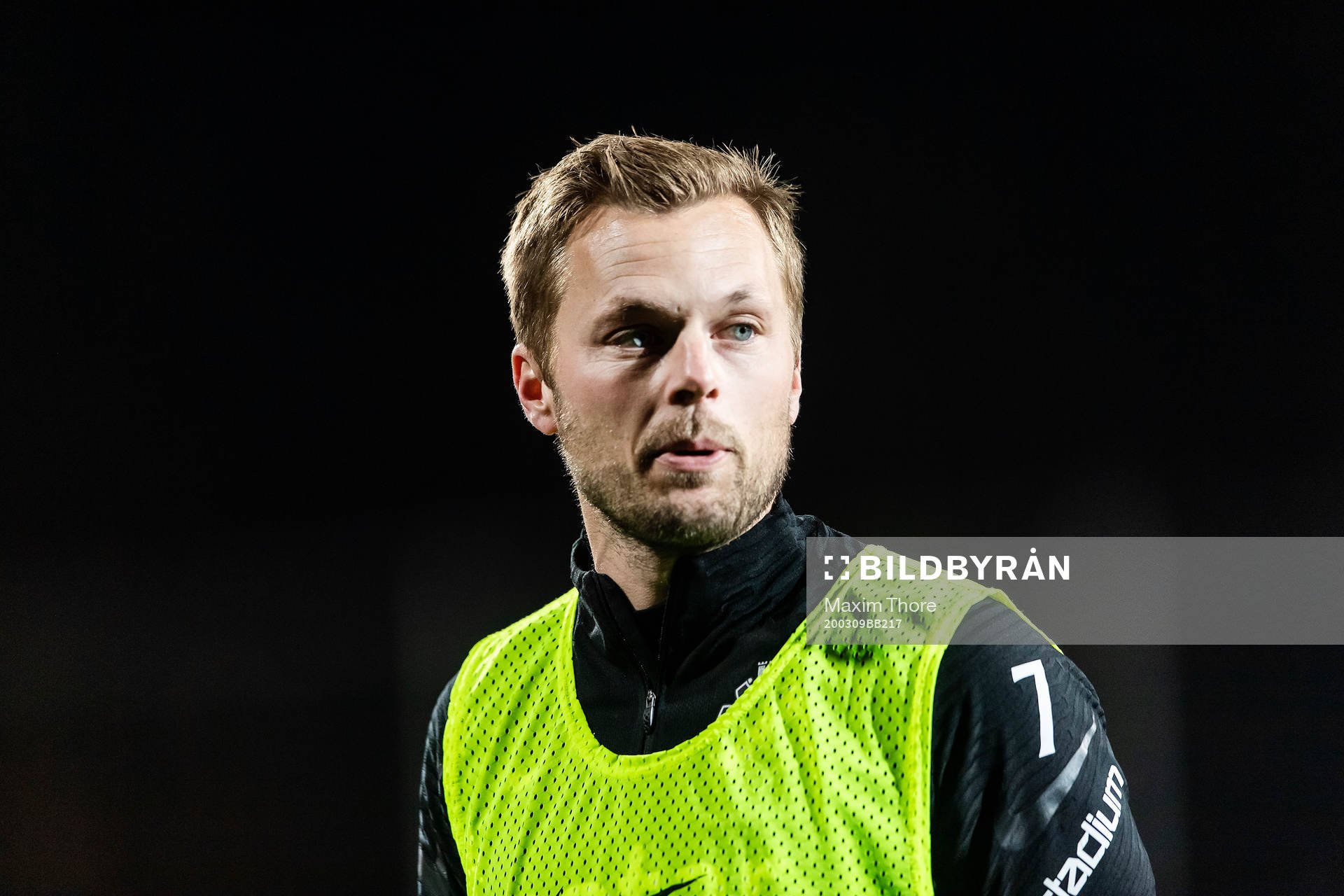 s Sebastian Larsson värmer upp