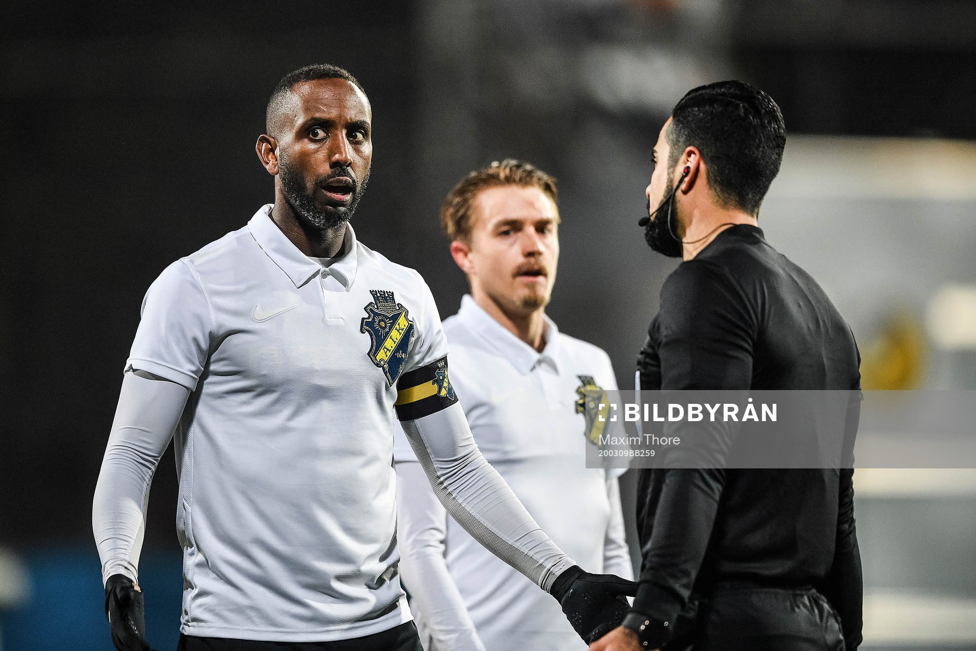 s Henok Goitom i diskussion med domare Mohammed Al-Hakim