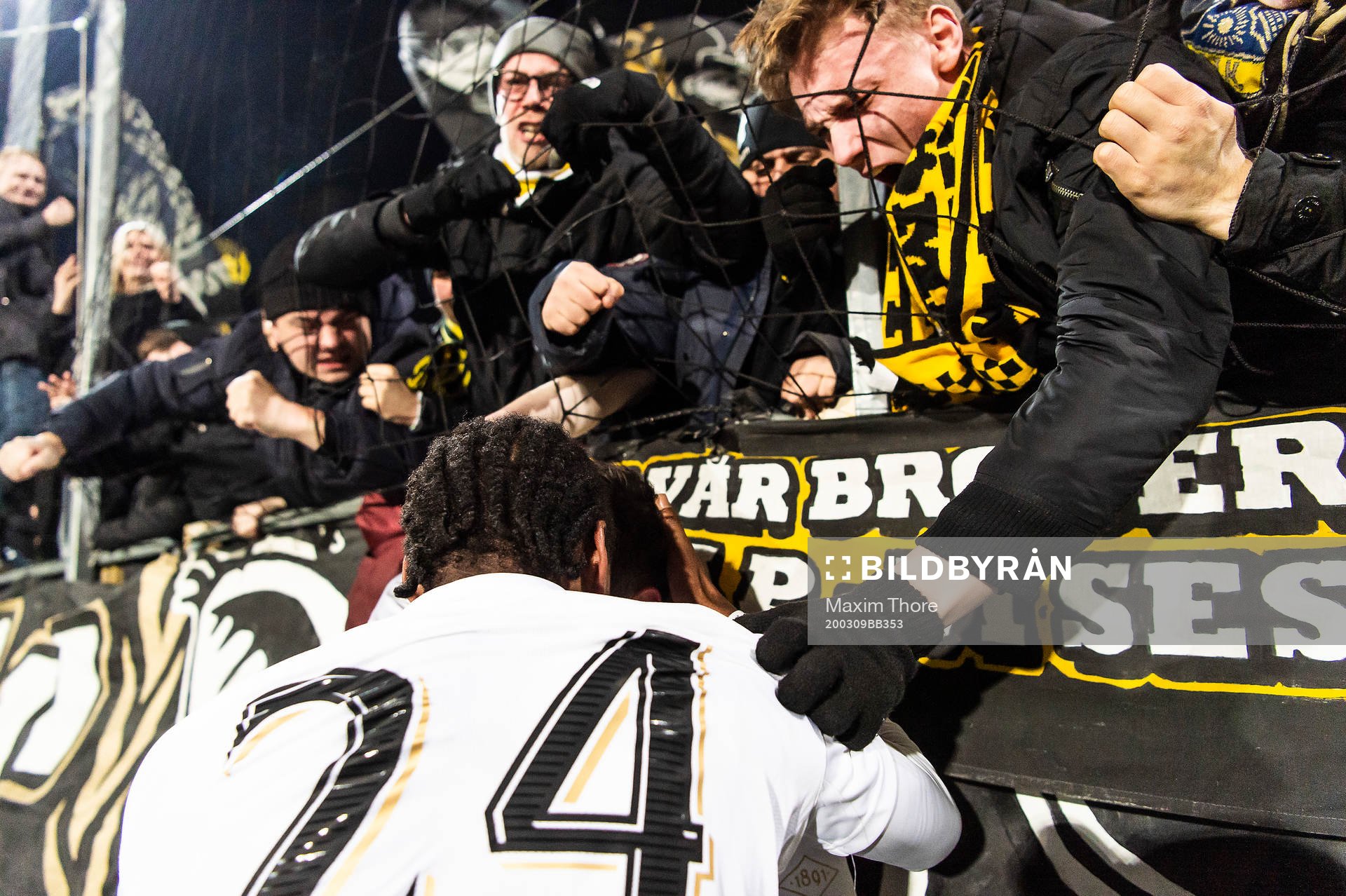 s Jasir Asani jublar med supportrar