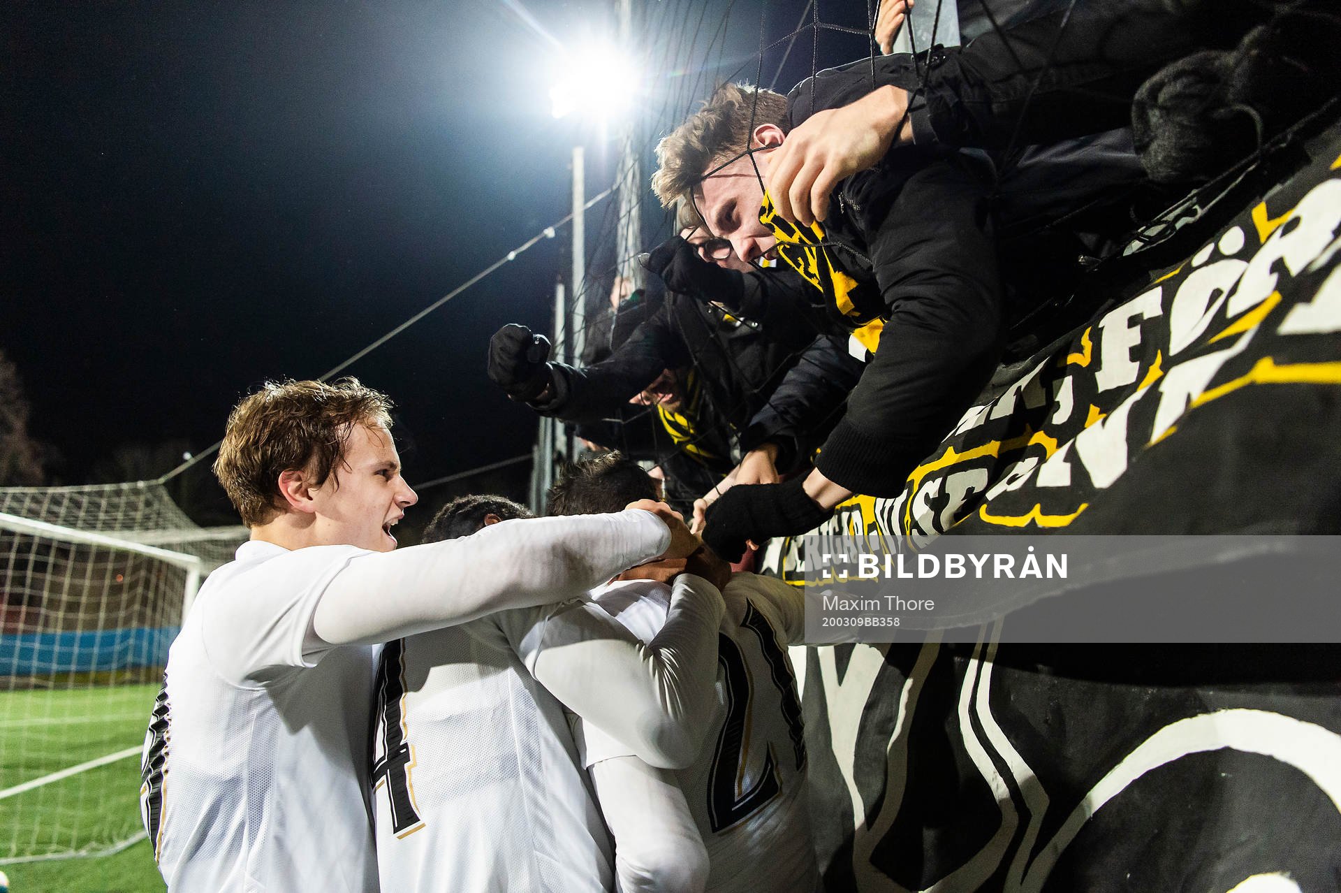 s Saku Ylätupa och AIK:s Jasir Asani jublar