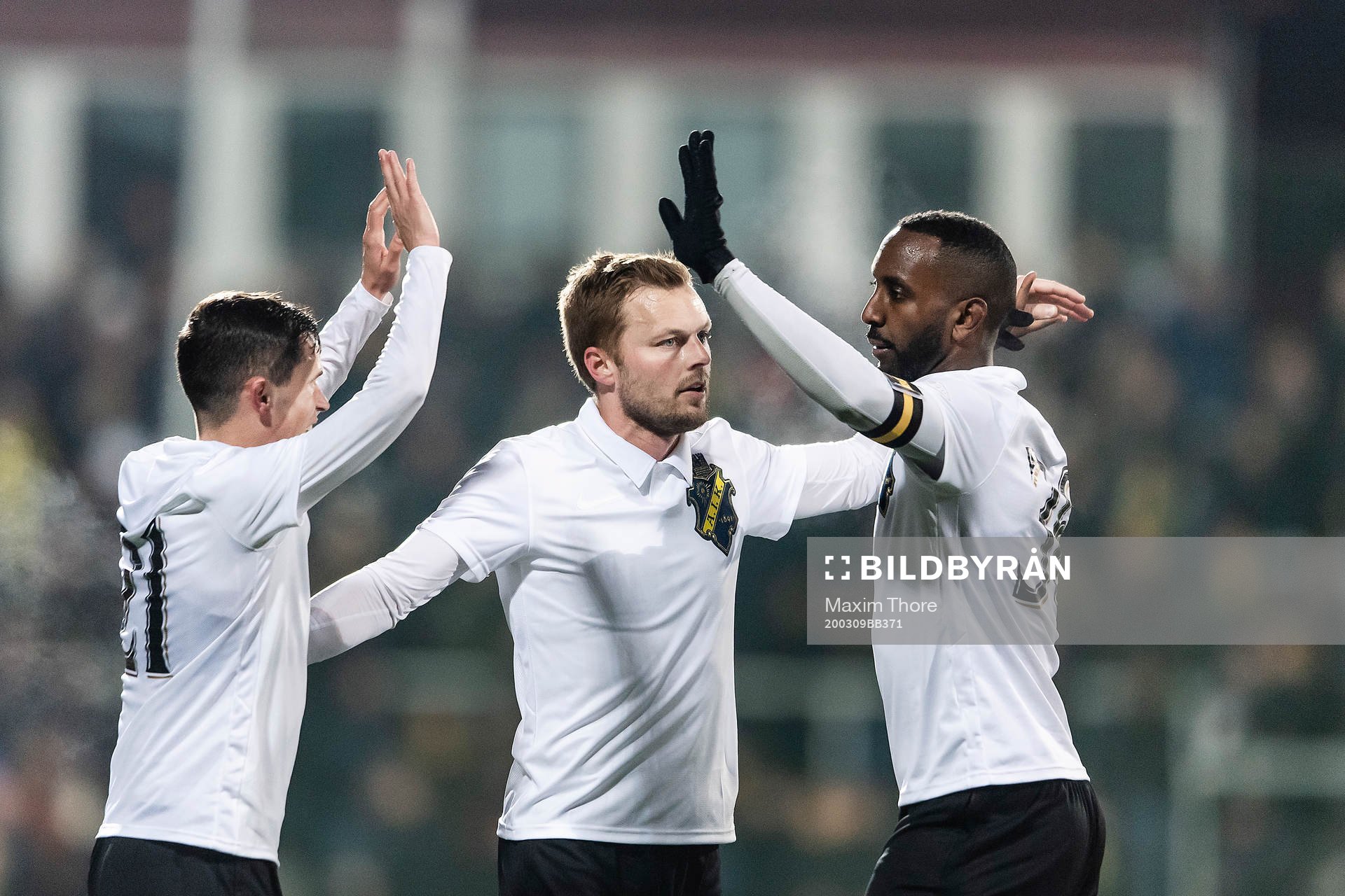 s Jasir Asani, AIK:s Sebastian Larsson och AIK:s Henok