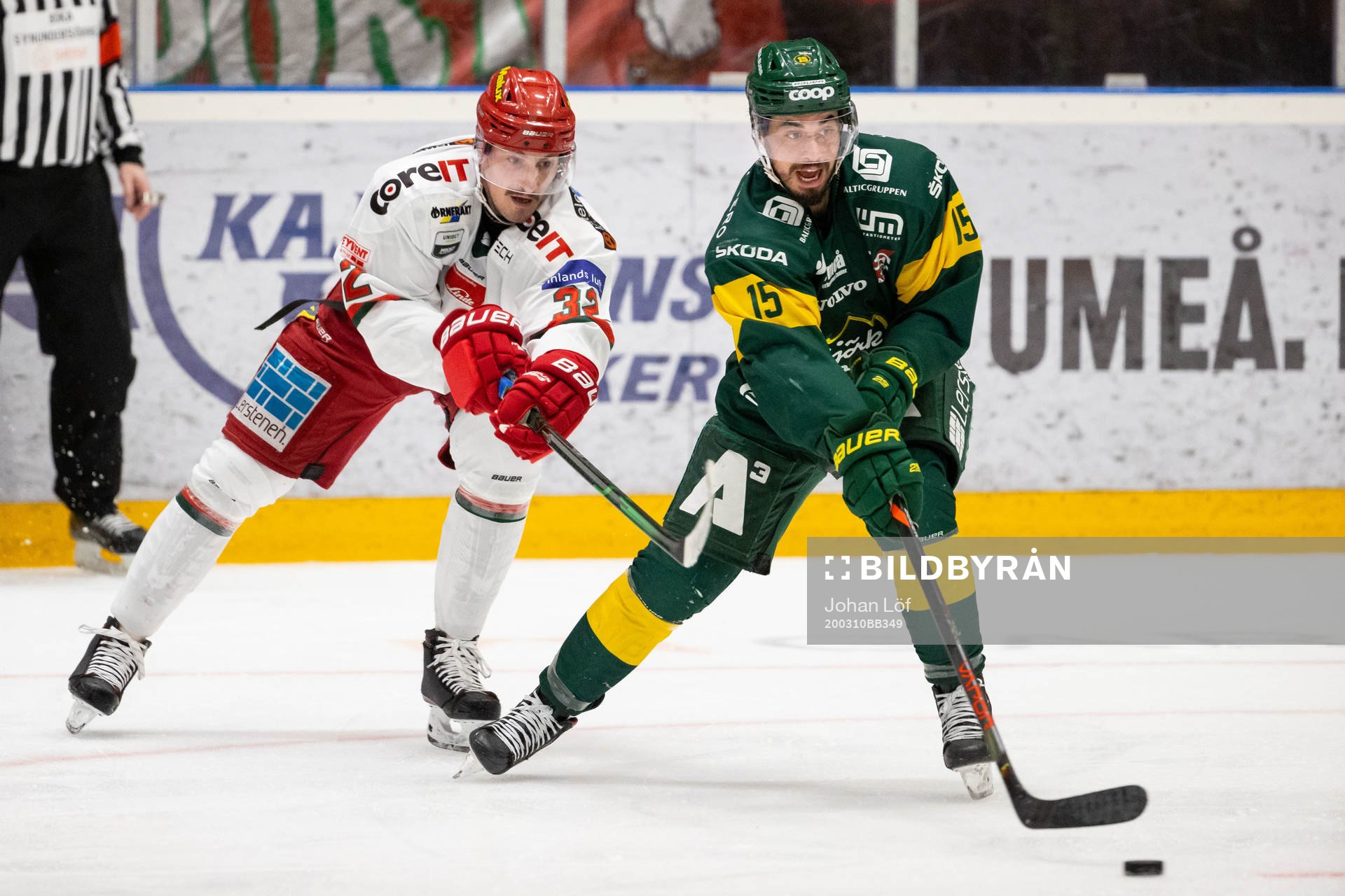 Björklövens Tyler Vesel i kamp om puck med Modos Nikolai