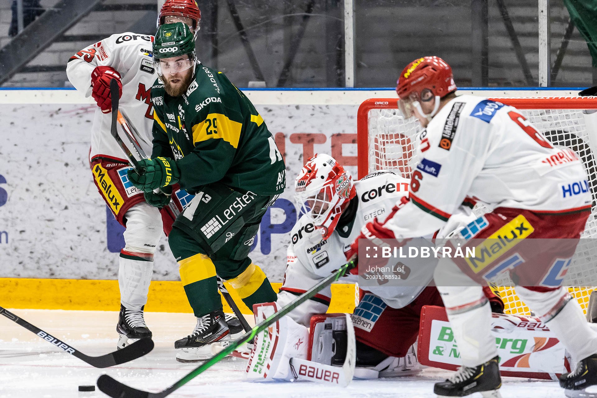 Björklövens Alexander Wiklund framför målvakt Patrik