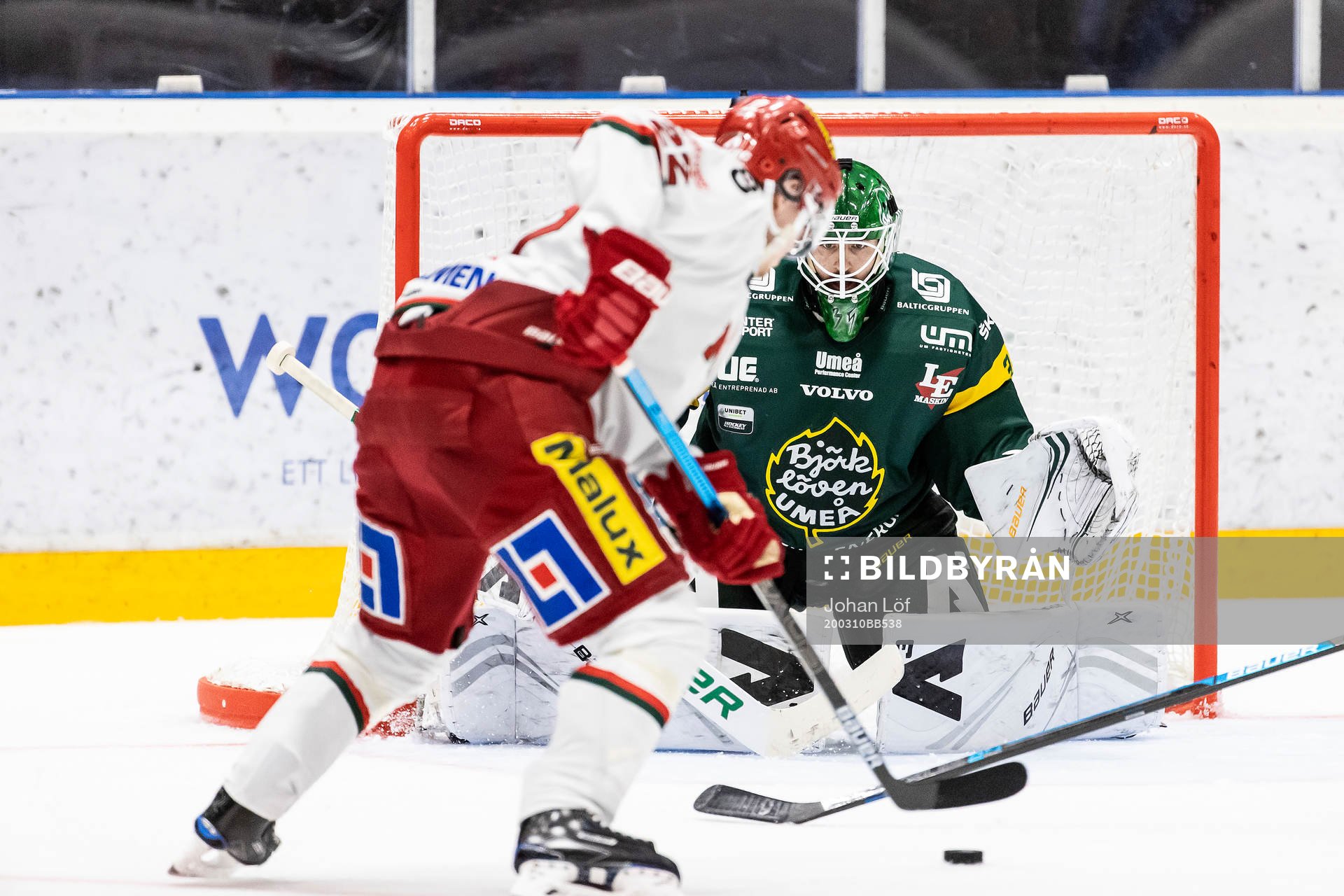 Modos Jonathan Johansson och Björklövens målvakt Joe