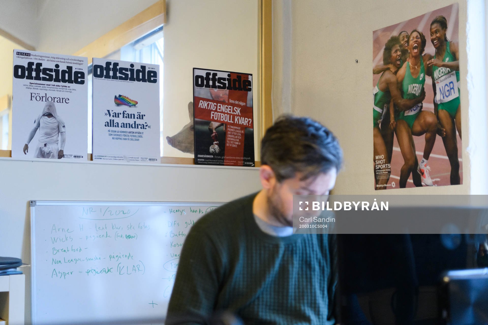 Johan Orrenius arbetar vid sitt skrivbord på