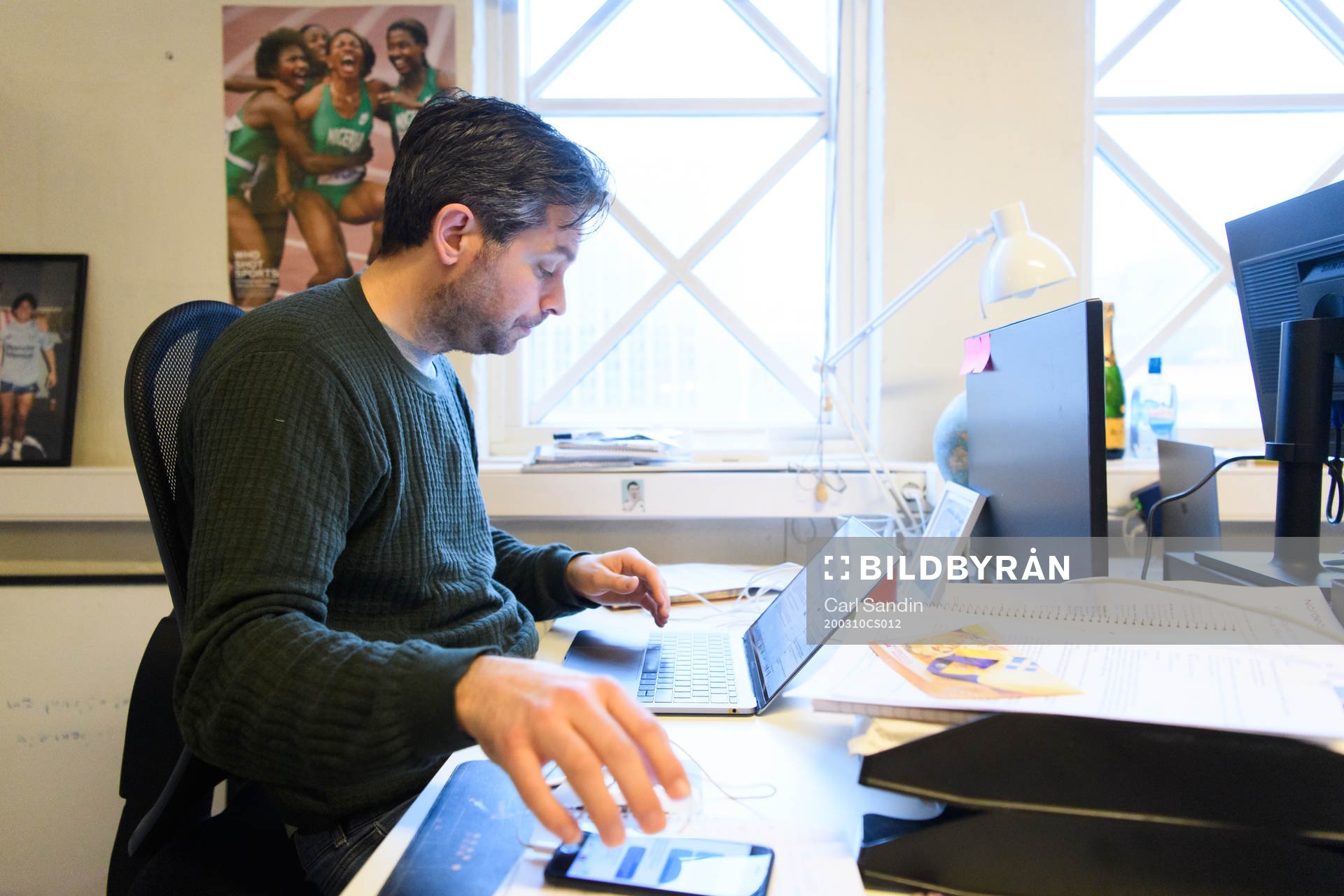 Johan Orrenius arbetar vid sitt skrivbord på