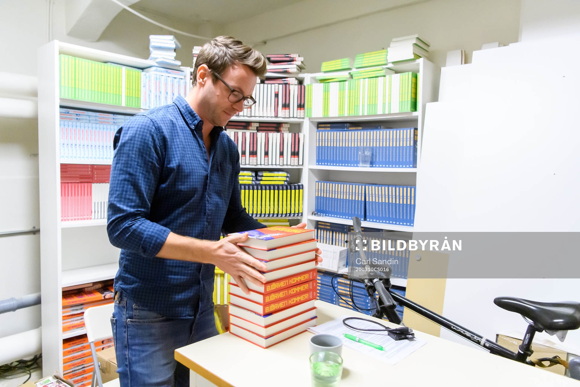 Anders Bengtsson förbereder för inspelning av podden för