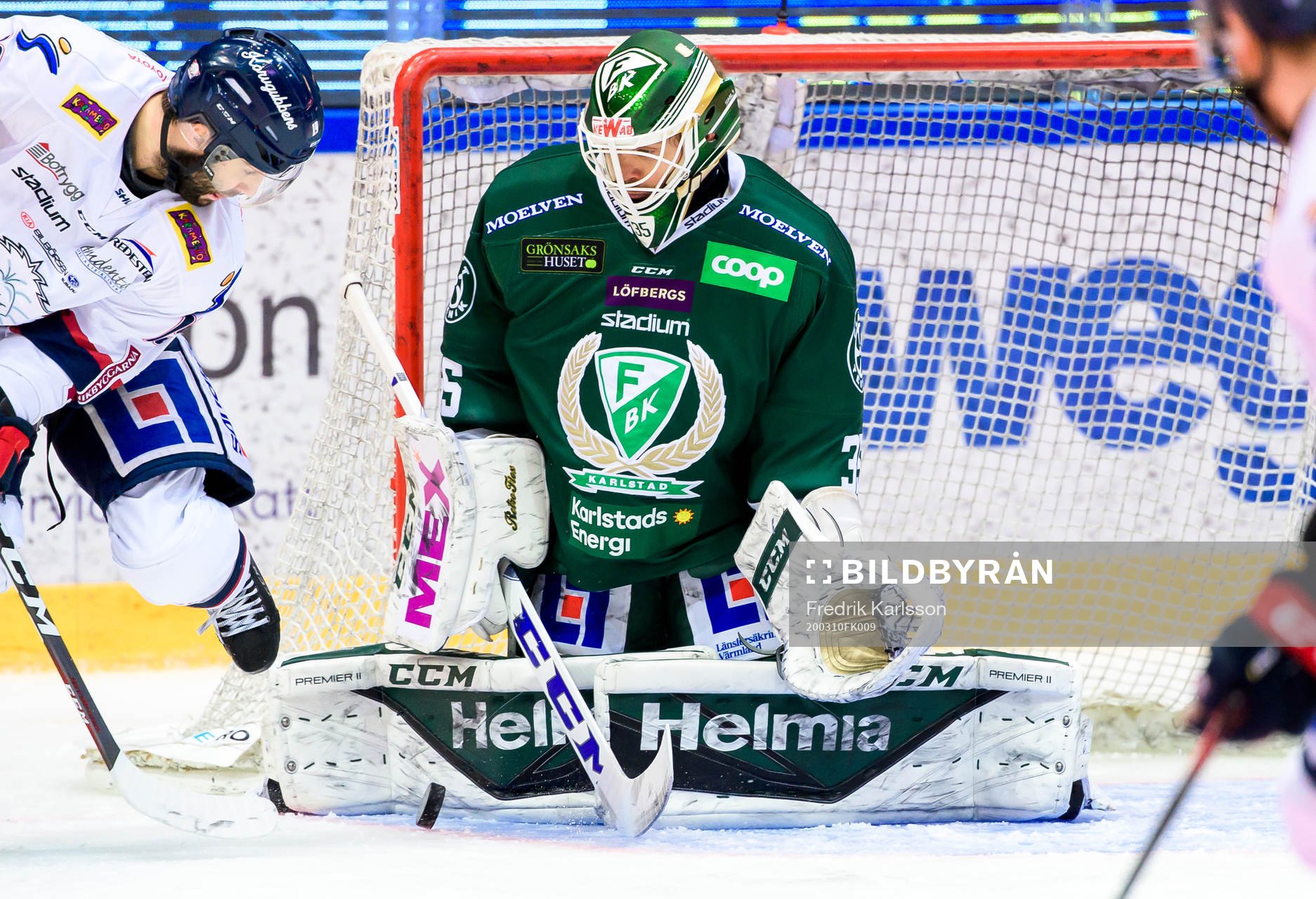 Linköpings Joe Whitney och Färjestads målvakt Markus
