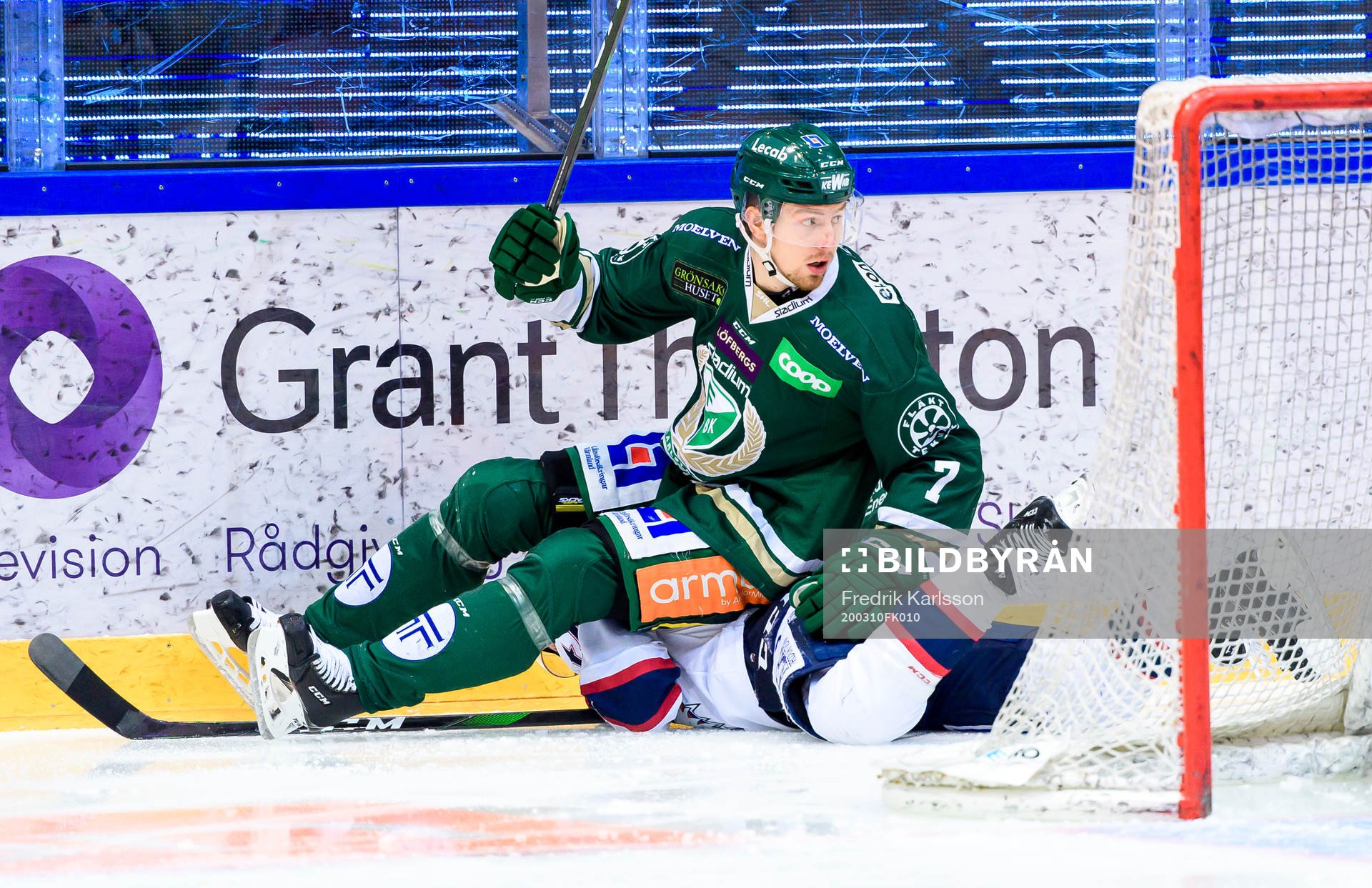 Färjestads Johan Ivarsson sitter på en Linköpingsspelare