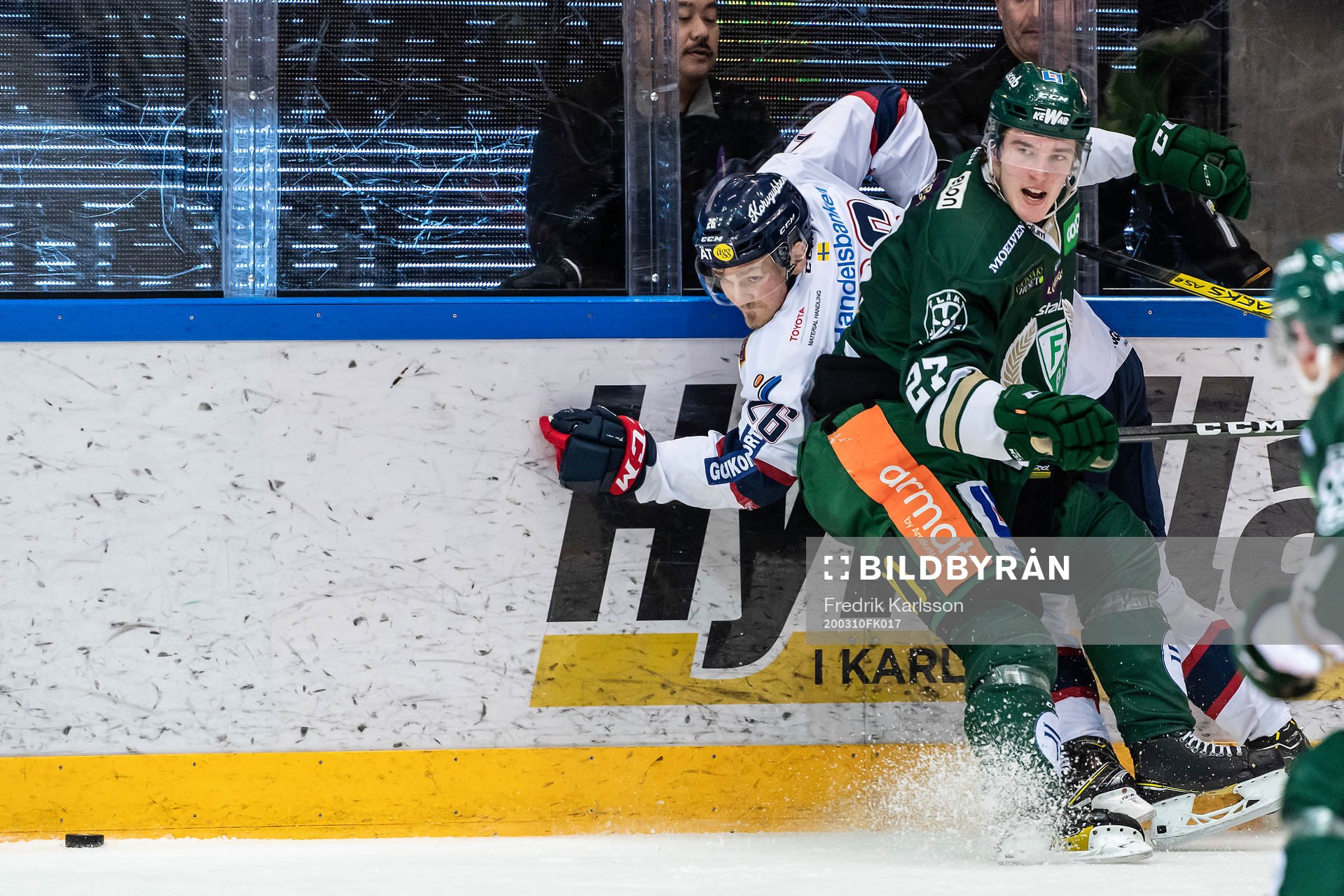 Linköpings Hampus Larsson och Färjestads Oskar Bäck