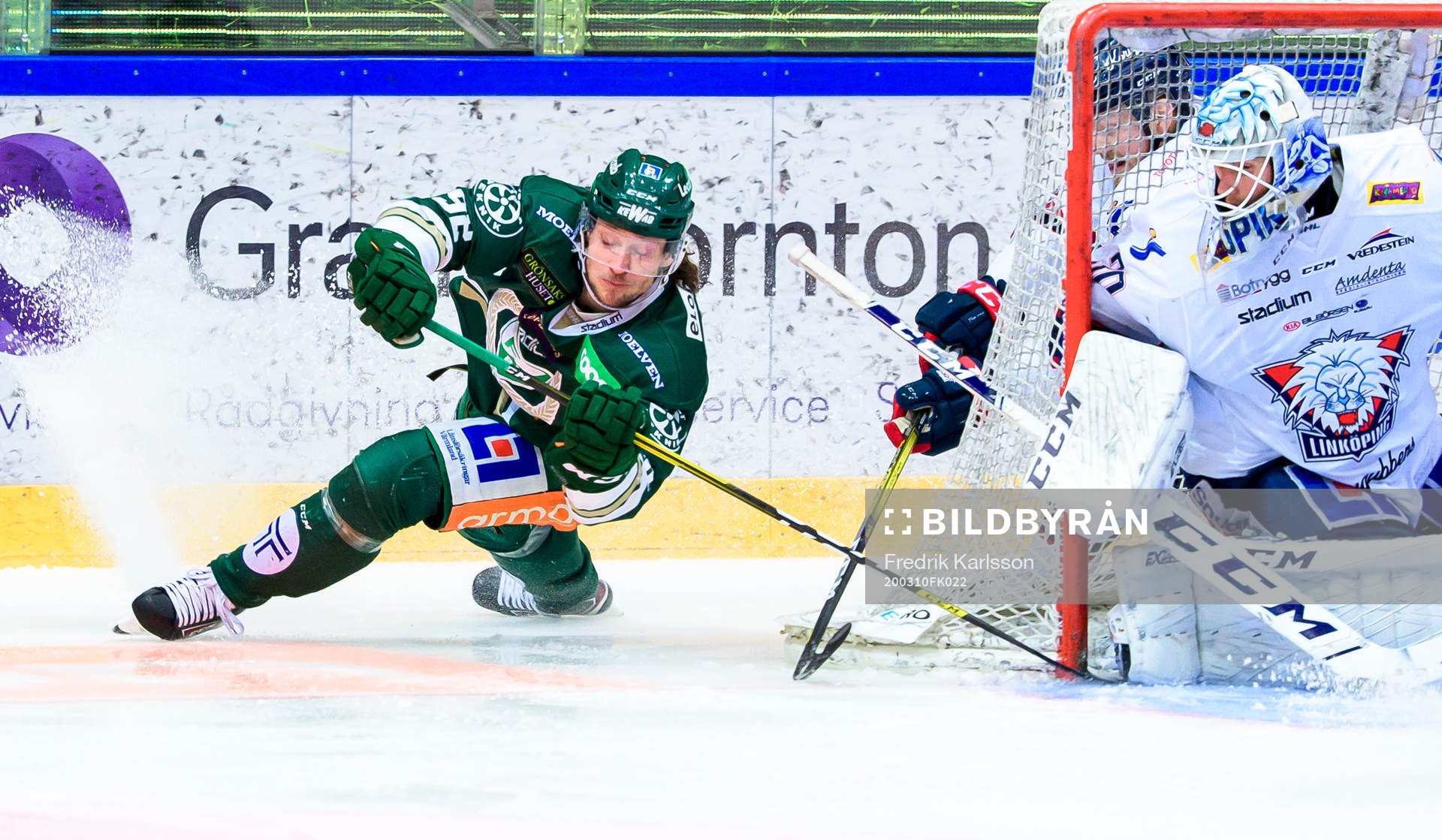 Färjestads Jesper Olofsson och Linköpings målvakt Jacob