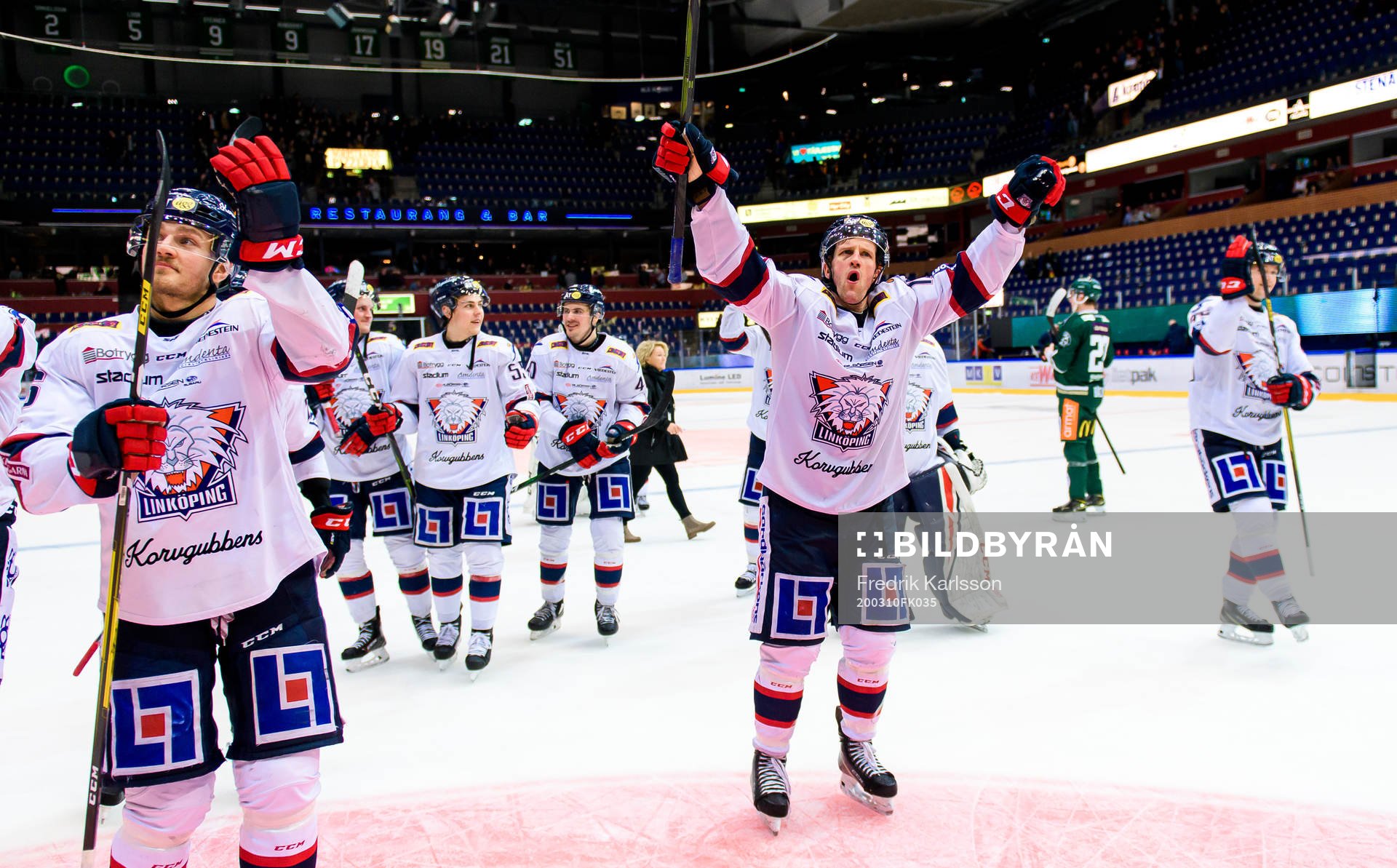 Linköpings Sebastian Karlsson jublar med lagkamrater
