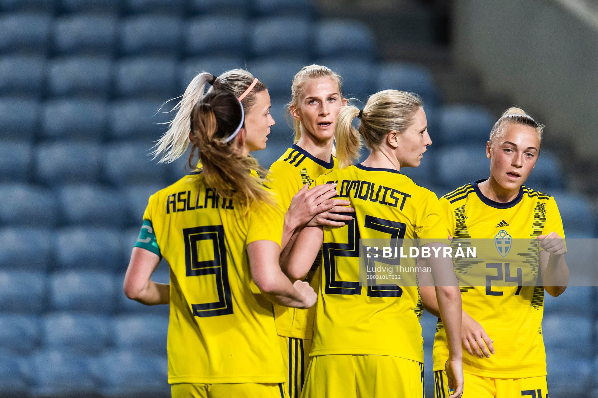 Sofia Jakobsson, Hanna Glas, Kosovare Asllani, Rebecka Blomqvist and Hanna Bennison of Sweden celebrate after 0-1 during the Algarve Cup match between Portugal and Sweden on March 10, 2020 in Faro.