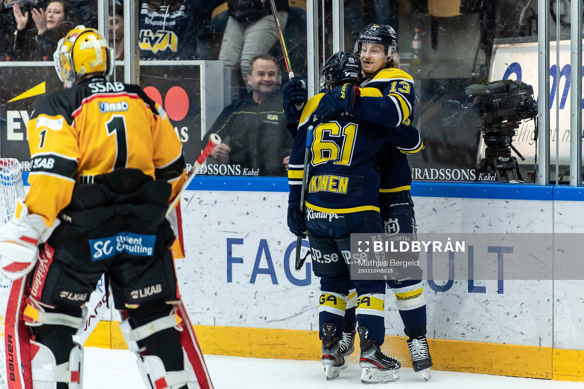 s Juuso Ikonen och Oscar Sundh jublar