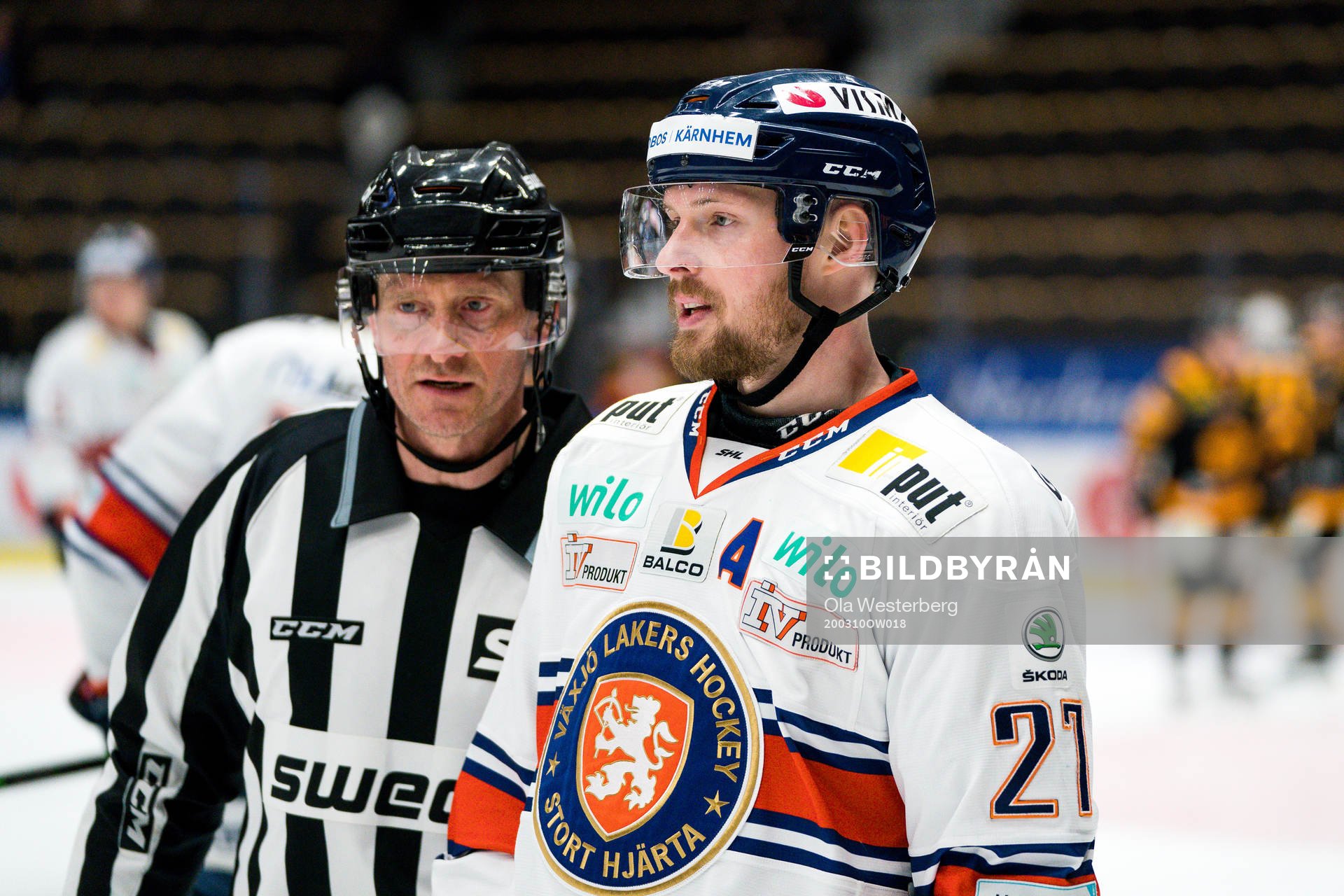 Växjös Martin Lundberg och linjedomare Jan Sandström