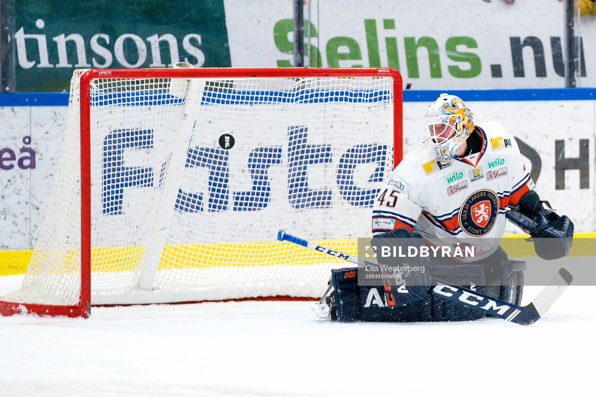 Växjös målvakt Viktor Andrén räddar en straff