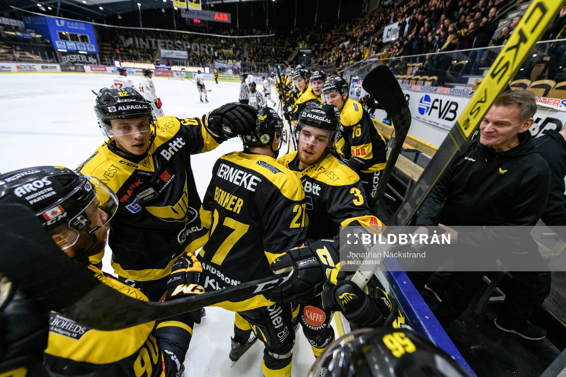 Västerås Sebastian Benker jublar med lagkamrater