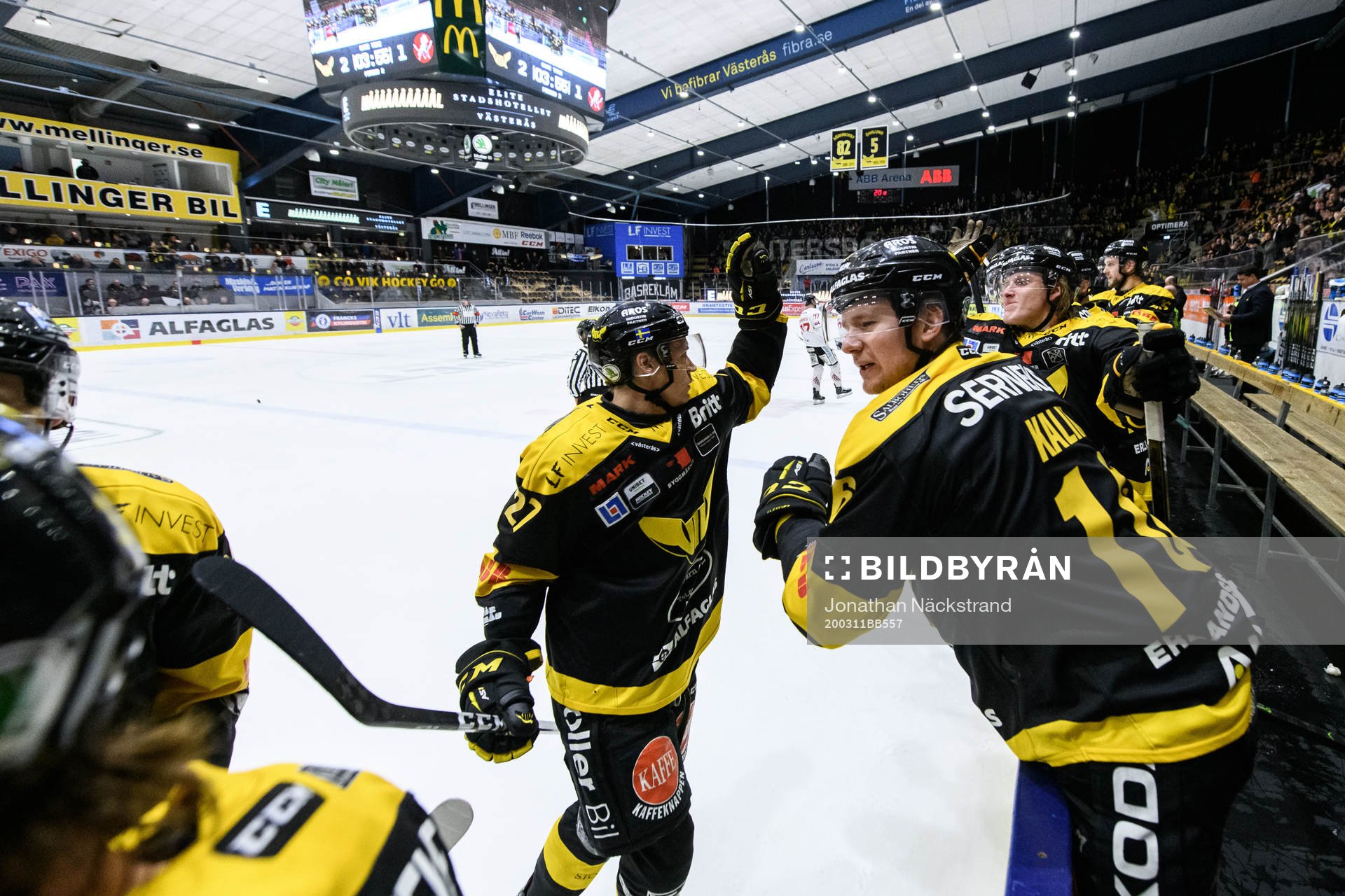 Västerås Sebastian Benker jublar med lagkamrater
